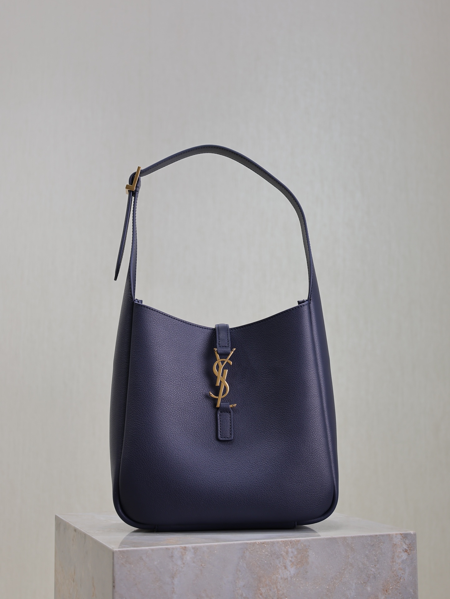 Bagsaaa Y51 Le 5 À 7 S*pple Small In Grained Leather Blue 713938 - 23x22x10 cm