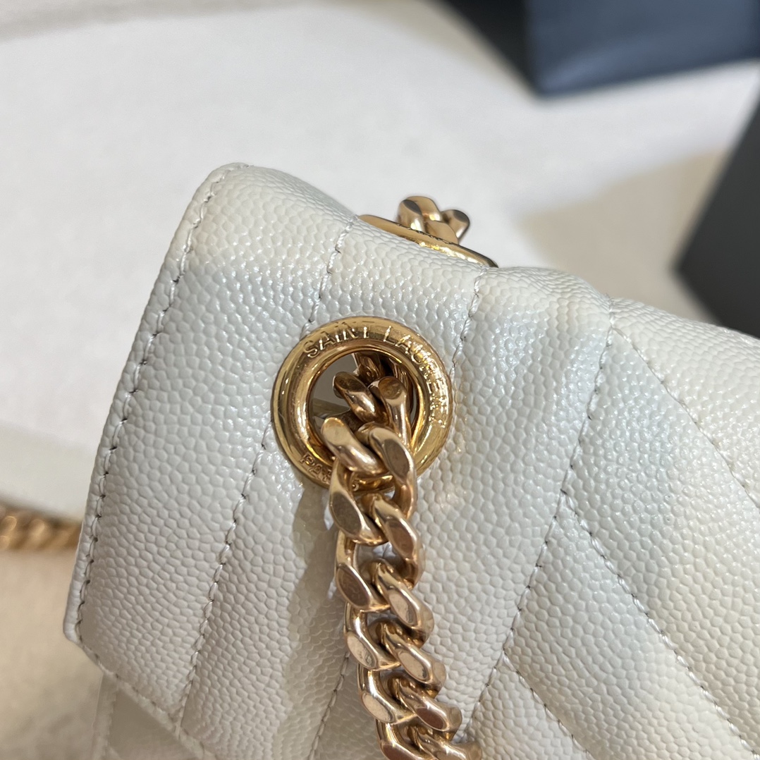 Bagsaaa Y51 envelope medium in quilted grain de poudre embossed leather 600185 white - 24cm