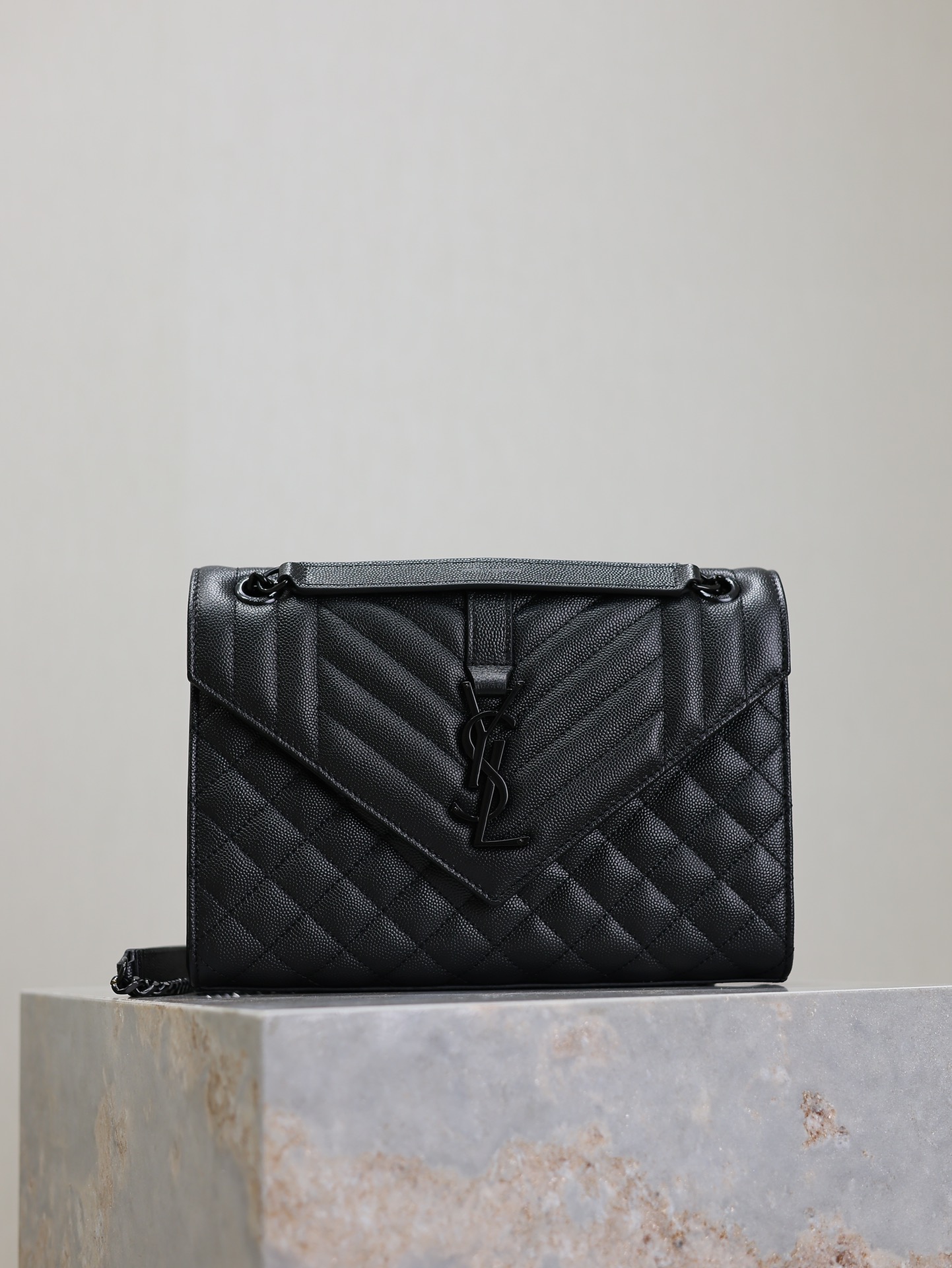 Bagsaaa Y51 envelope medium in quilted grain de poudre embossed leather 600185 black - 24cm
