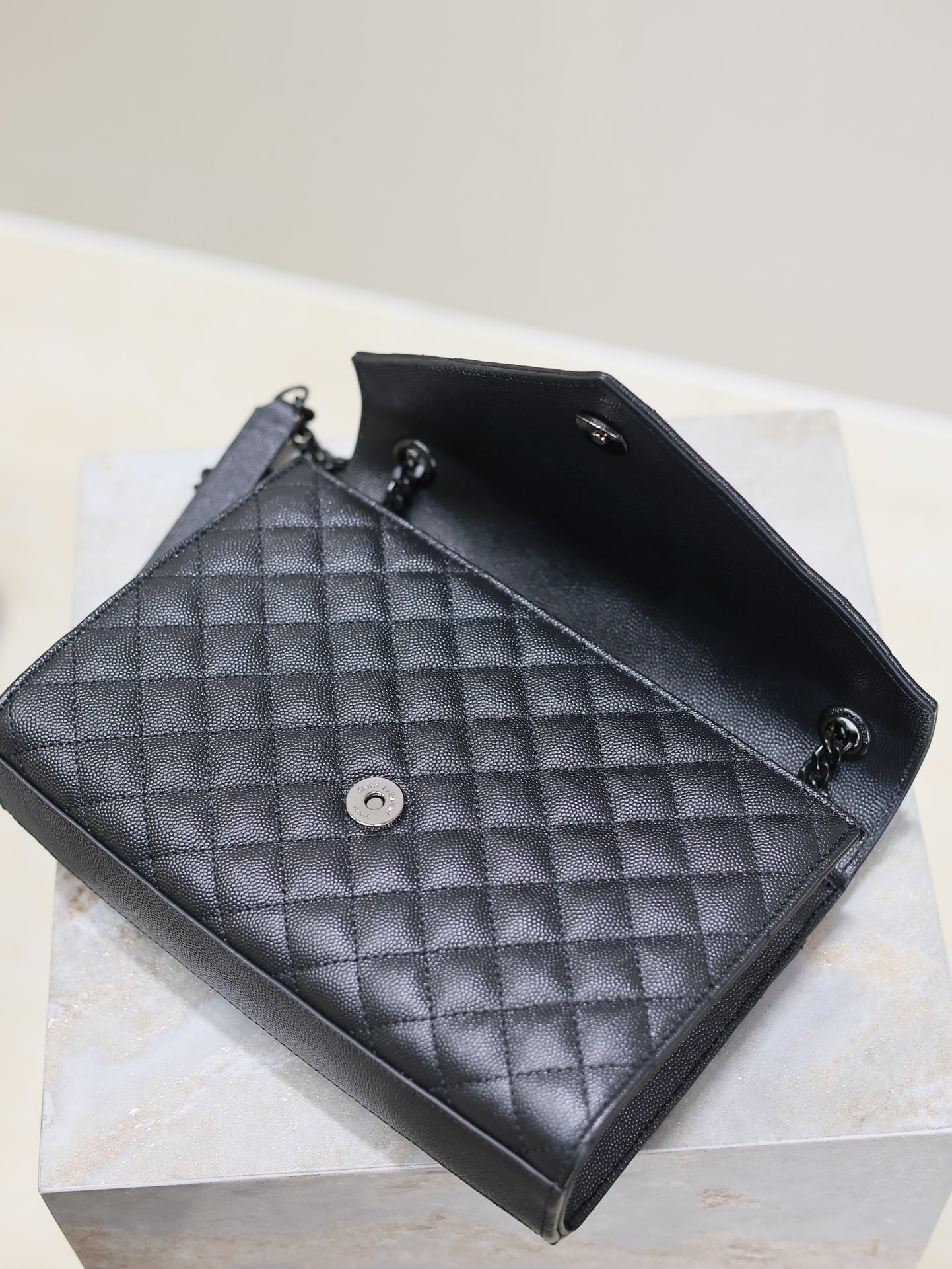 Bagsaaa Y51 envelope medium in quilted grain de poudre embossed leather 600185 black - 24cm