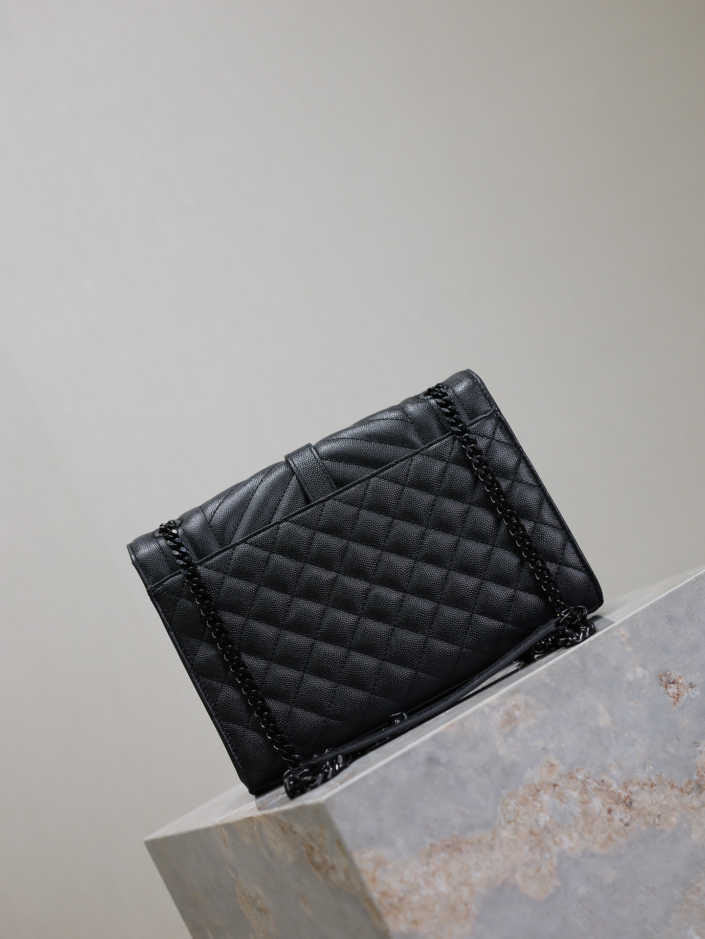 Bagsaaa Y51 envelope medium in quilted grain de poudre embossed leather 600185 black - 24cm