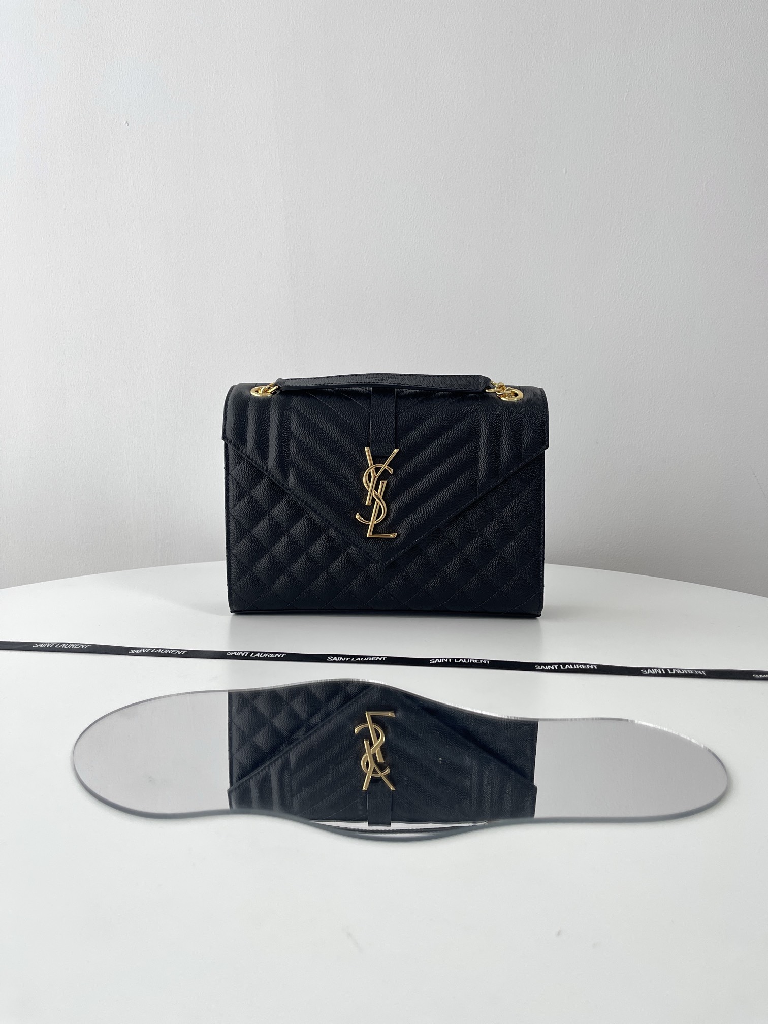 Bagsaaa Y51 envelope medium in quilted grain de poudre embossed leather 600185 black & gold - 24cm