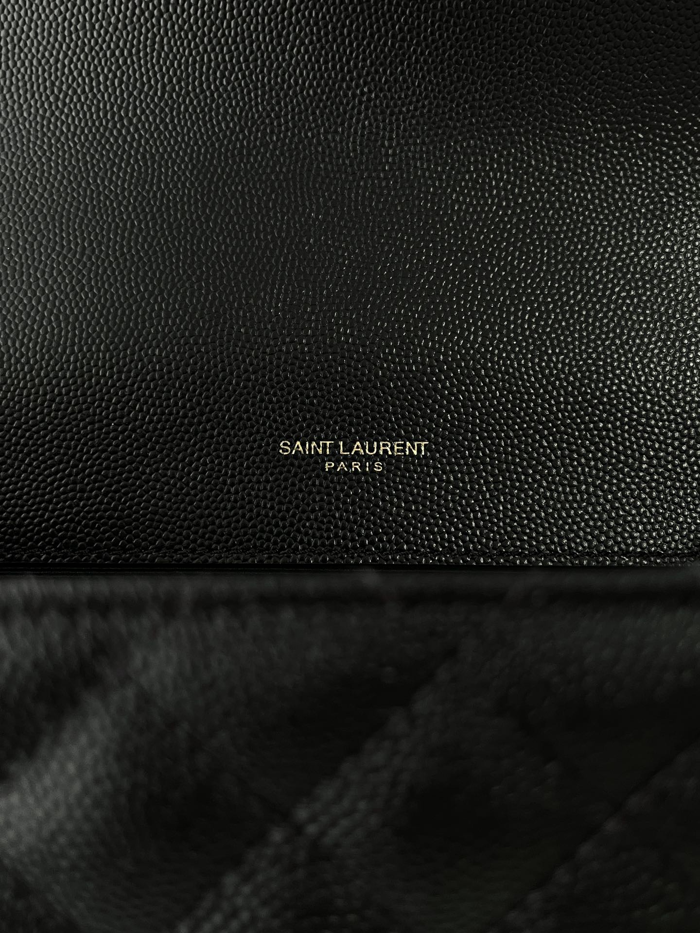 Bagsaaa Y51 envelope medium in quilted grain de poudre embossed leather 600185 black & gold - 24cm