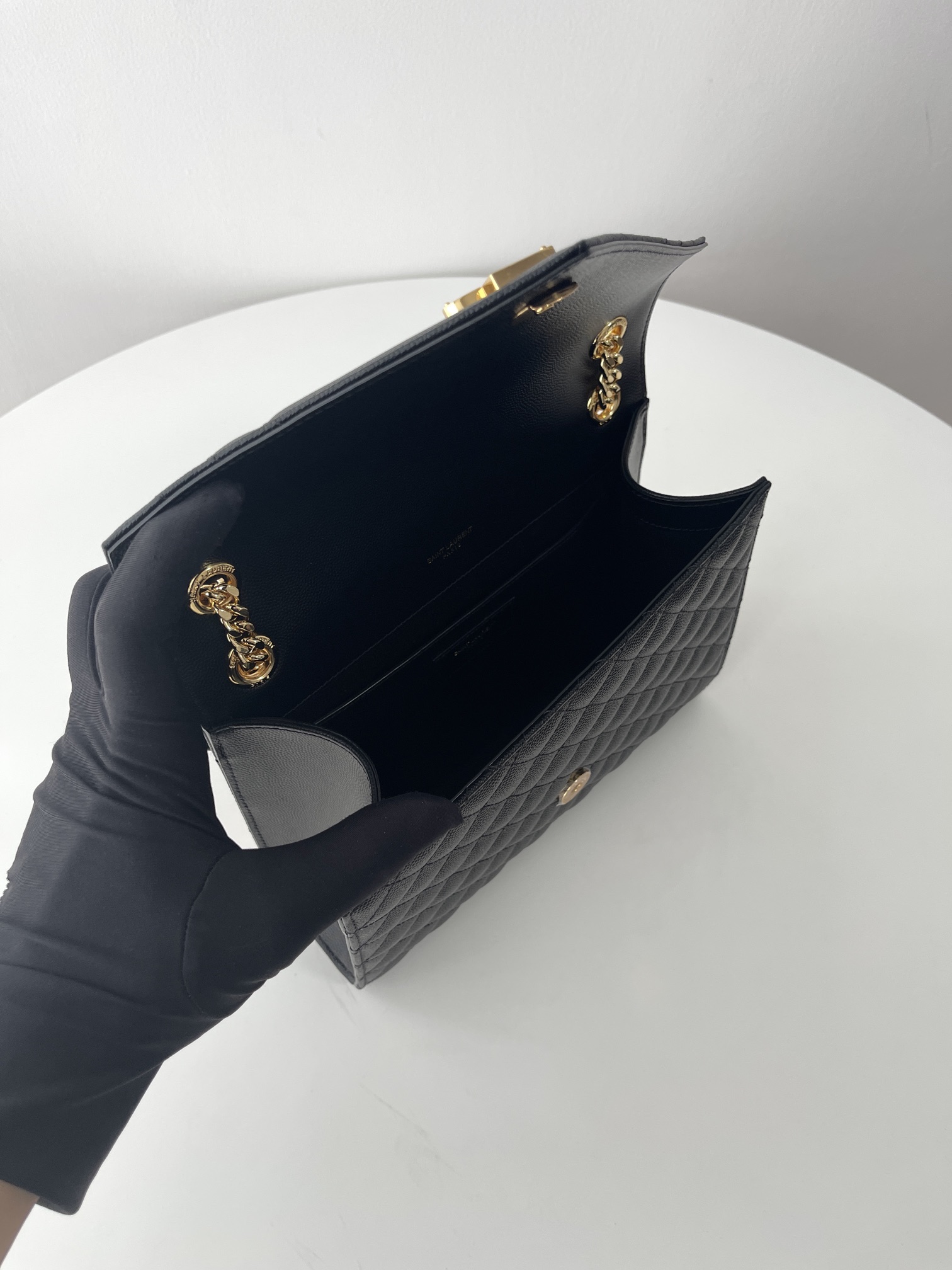 Bagsaaa Y51 envelope medium in quilted grain de poudre embossed leather 600185 black & gold - 24cm