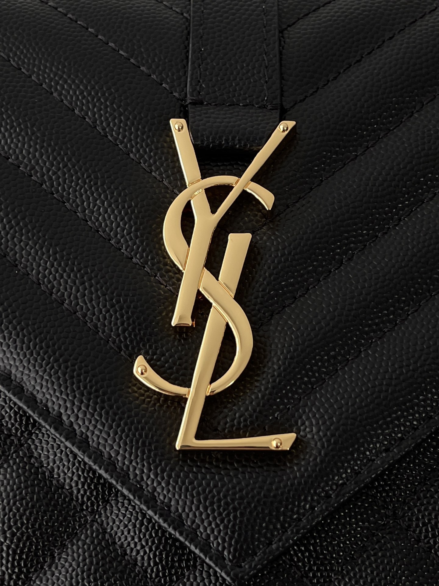 Bagsaaa Y51 envelope medium in quilted grain de poudre embossed leather 600185 black & gold - 24cm