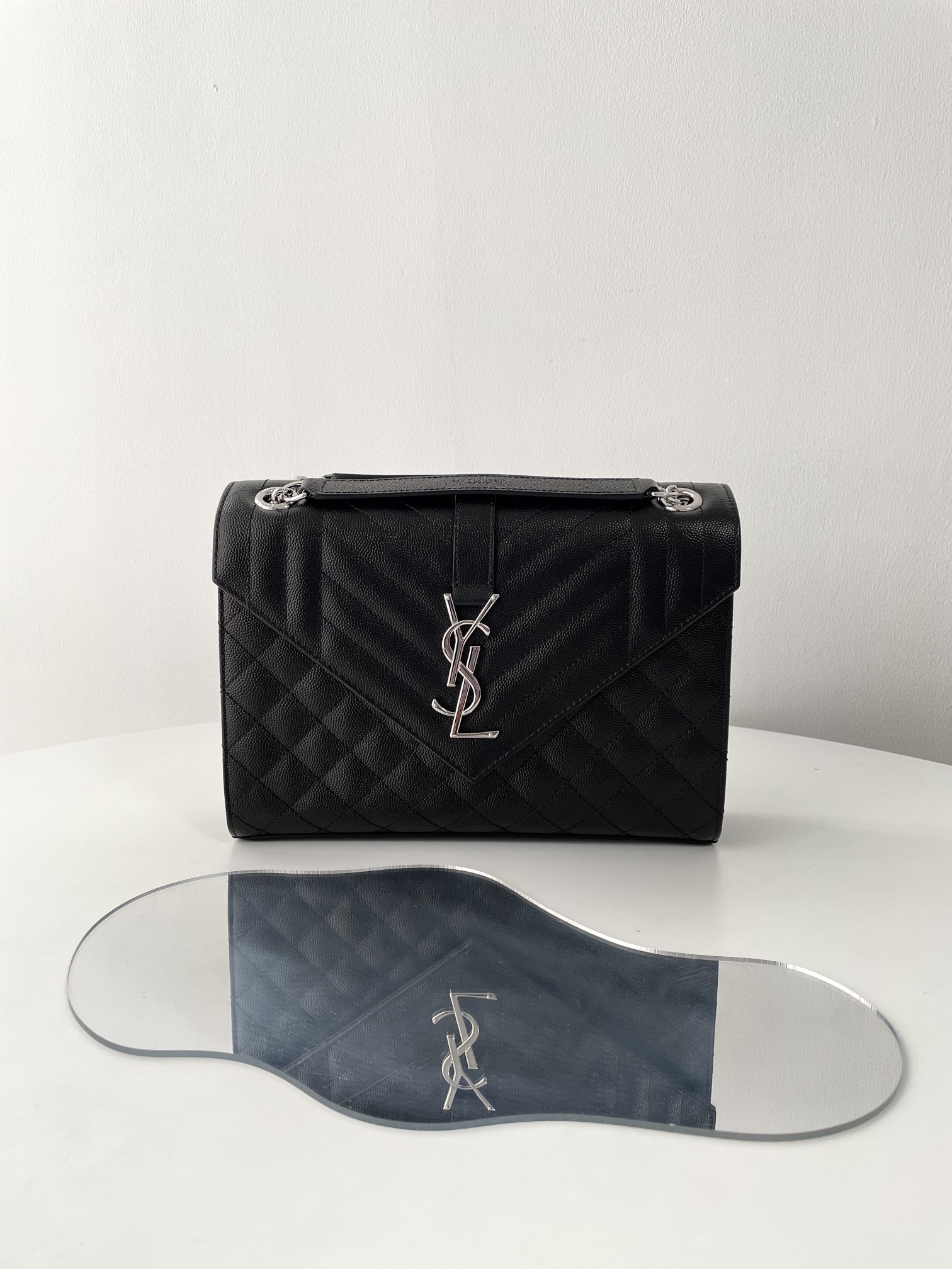 Bagsaaa Y51 envelope medium in quilted grain de poudre embossed leather 600185 black & silver - 24cm
