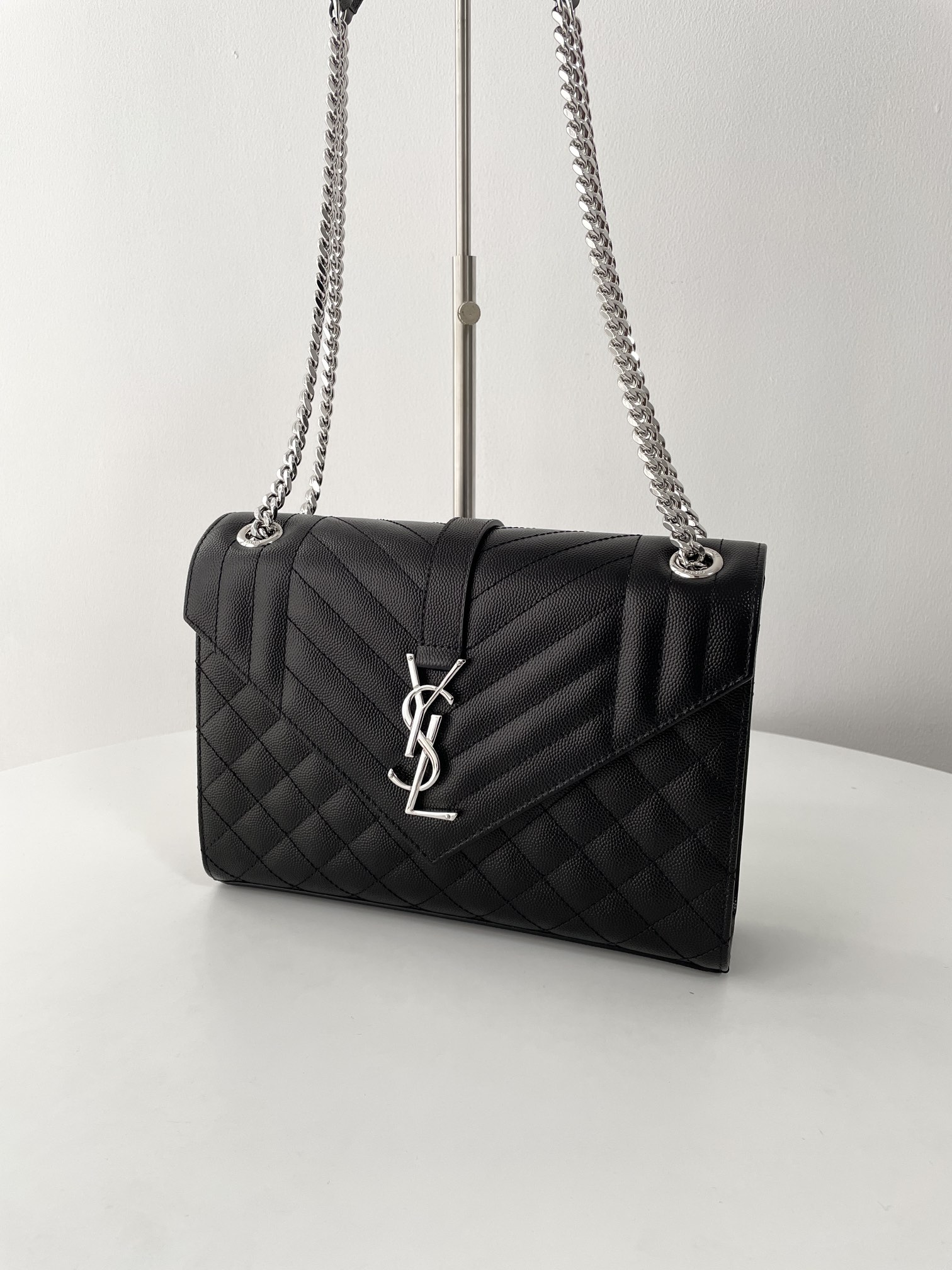 Bagsaaa Y51 envelope medium in quilted grain de poudre embossed leather 600185 black & silver - 24cm