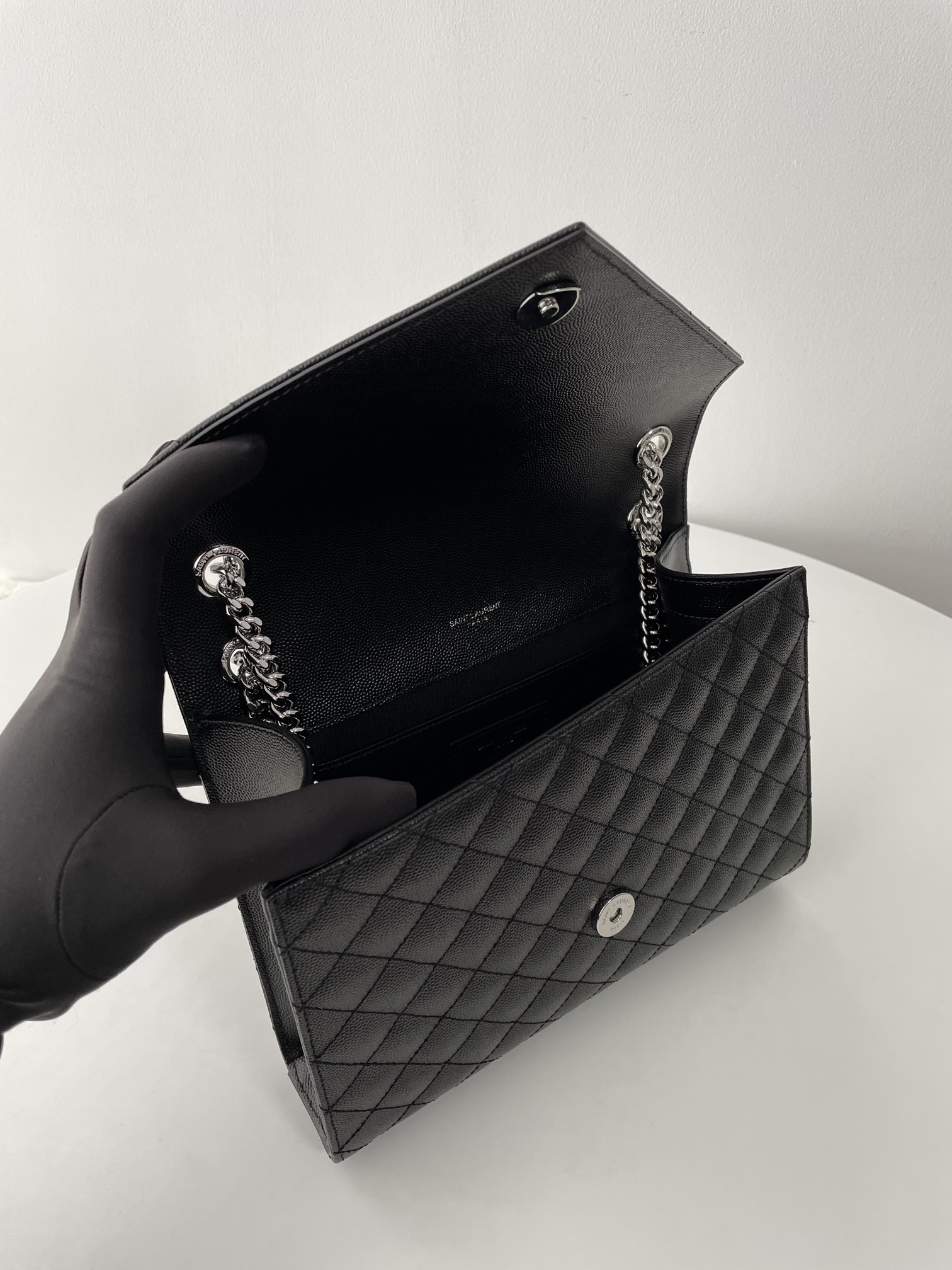 Bagsaaa Y51 envelope medium in quilted grain de poudre embossed leather 600185 black & silver - 24cm