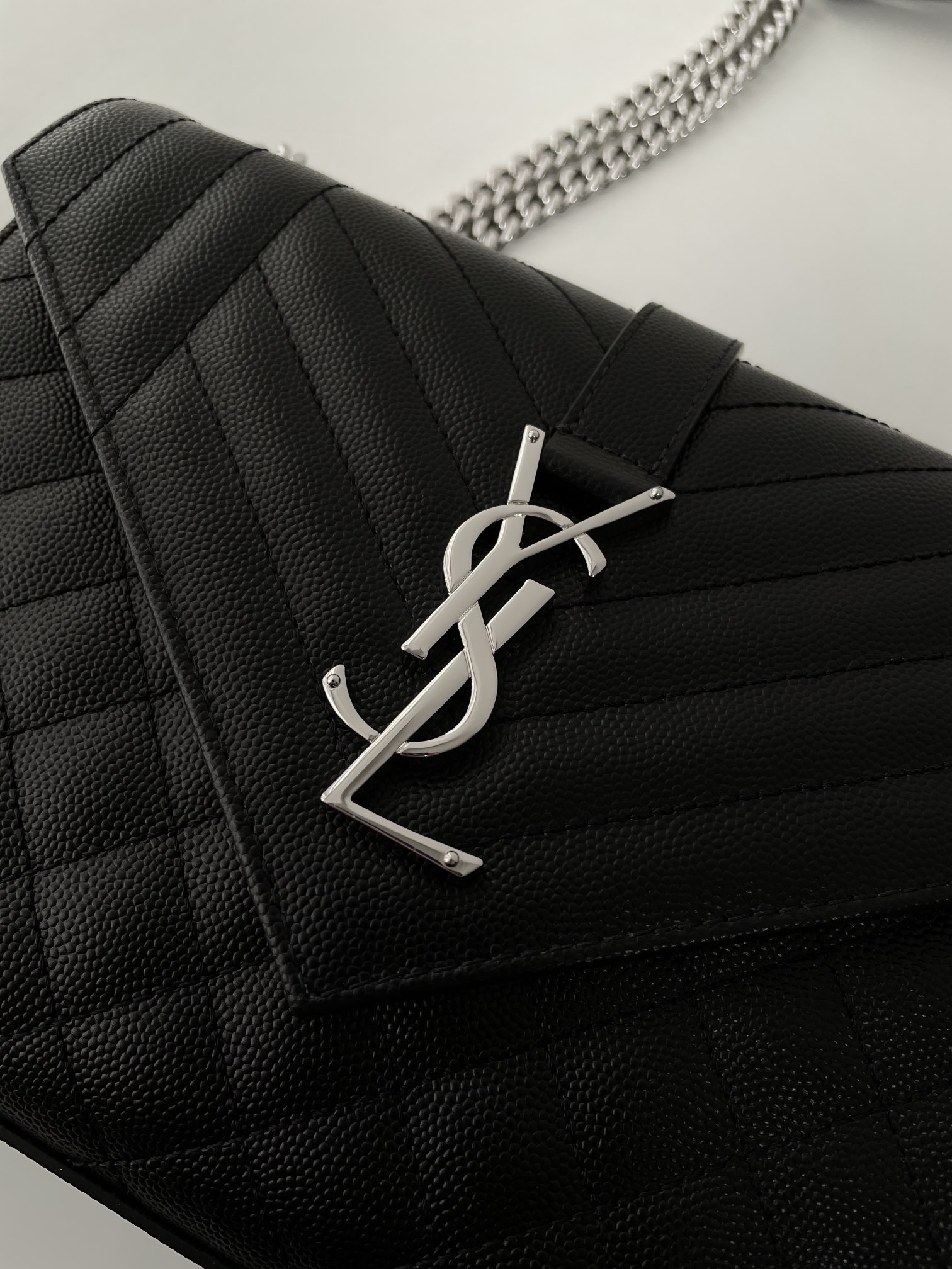 Bagsaaa Y51 envelope medium in quilted grain de poudre embossed leather 600185 black & silver - 24cm
