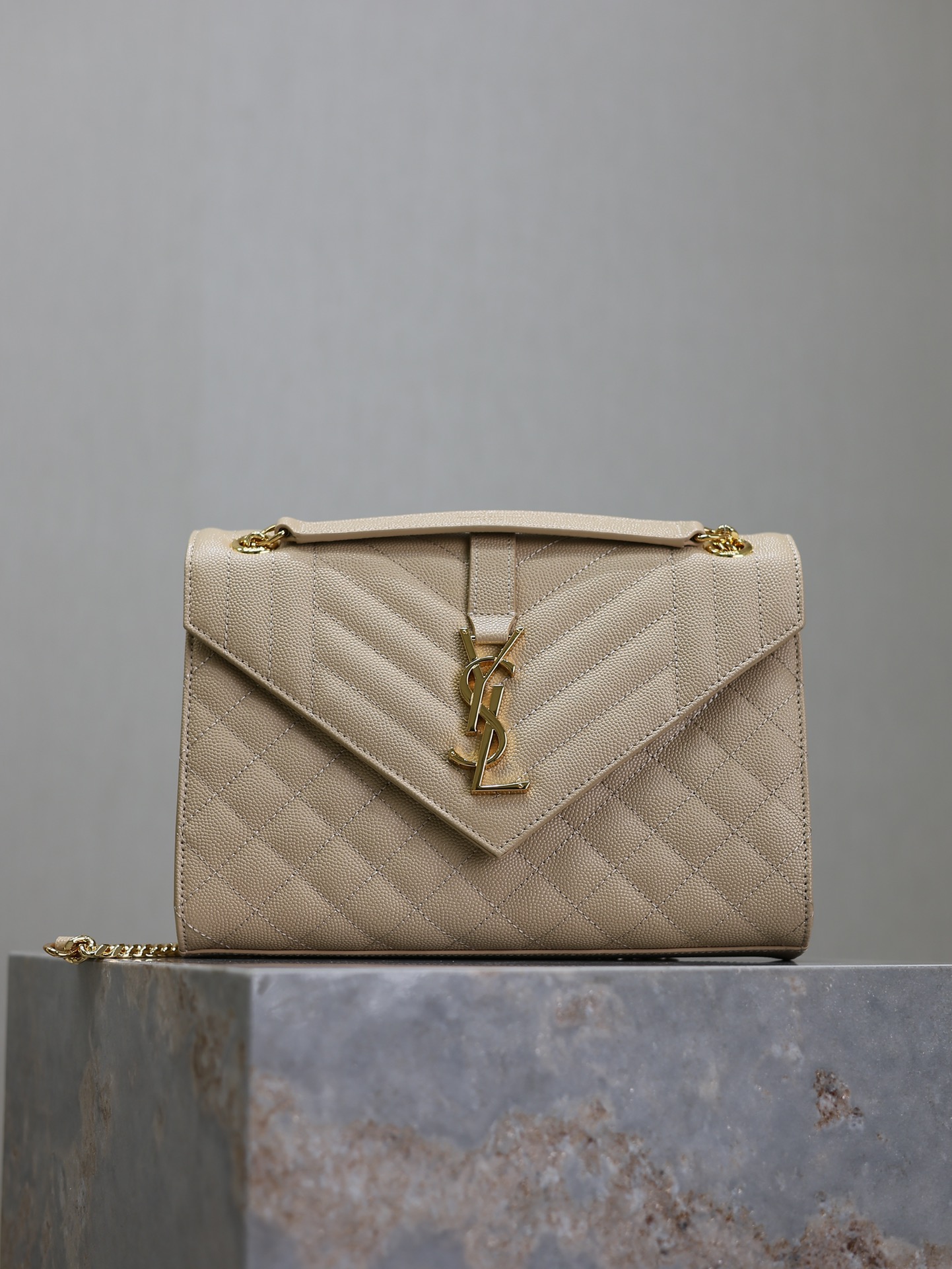 Bagsaaa Y51 envelope medium in quilted grain de poudre embossed leather 600185 beige - 24cm