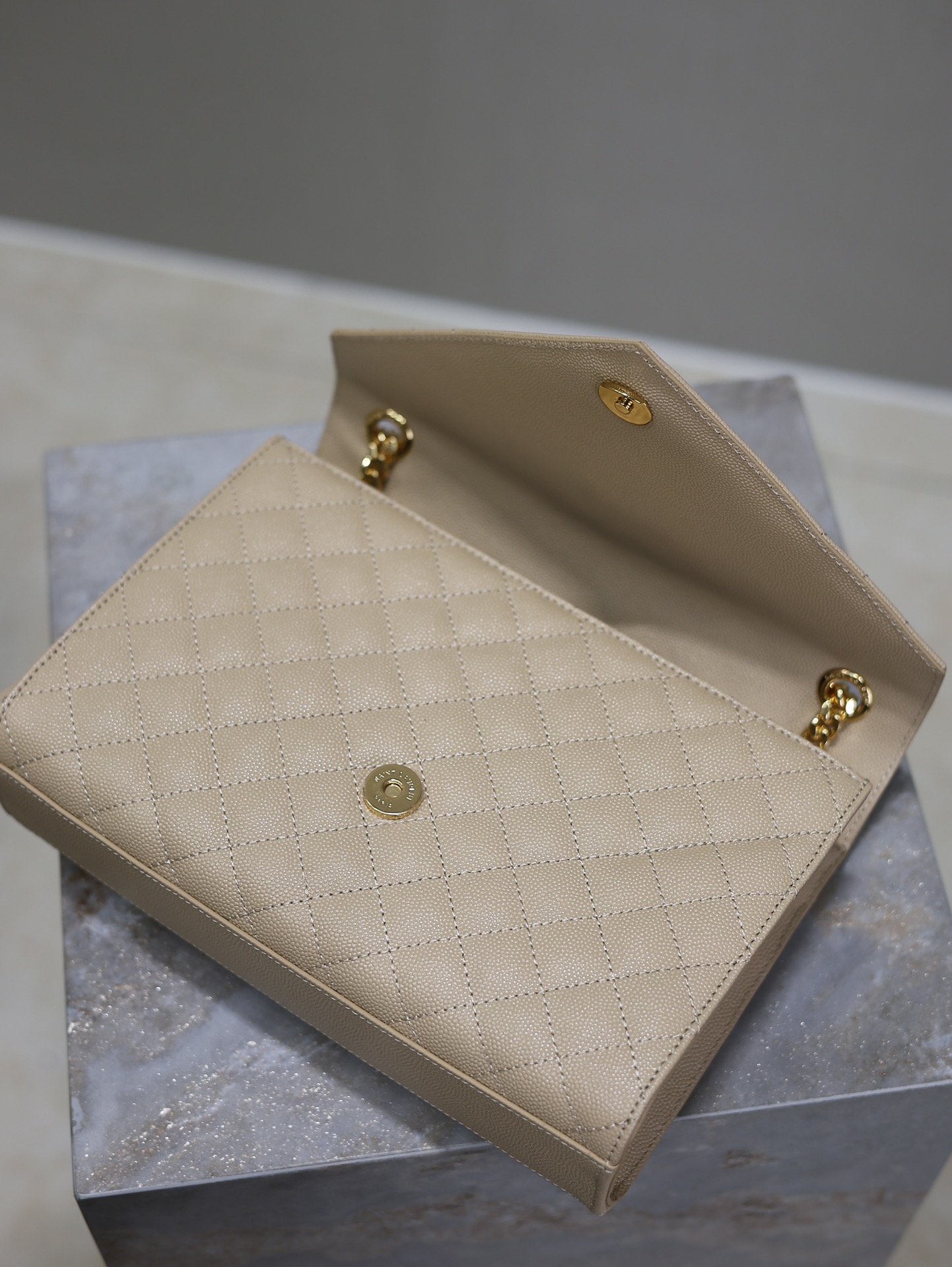 Bagsaaa Y51 envelope medium in quilted grain de poudre embossed leather 600185 beige - 24cm