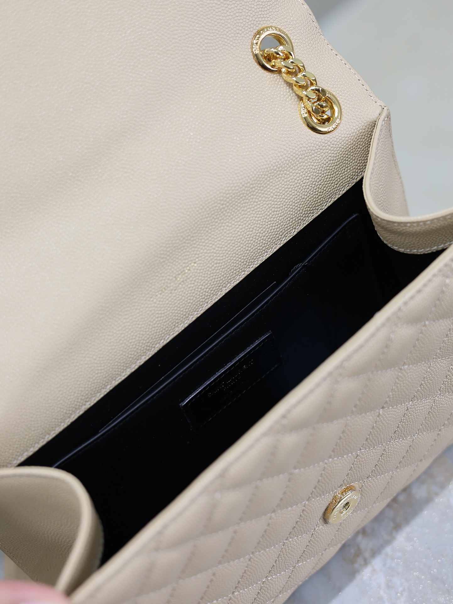 Bagsaaa Y51 envelope medium in quilted grain de poudre embossed leather 600185 beige - 24cm