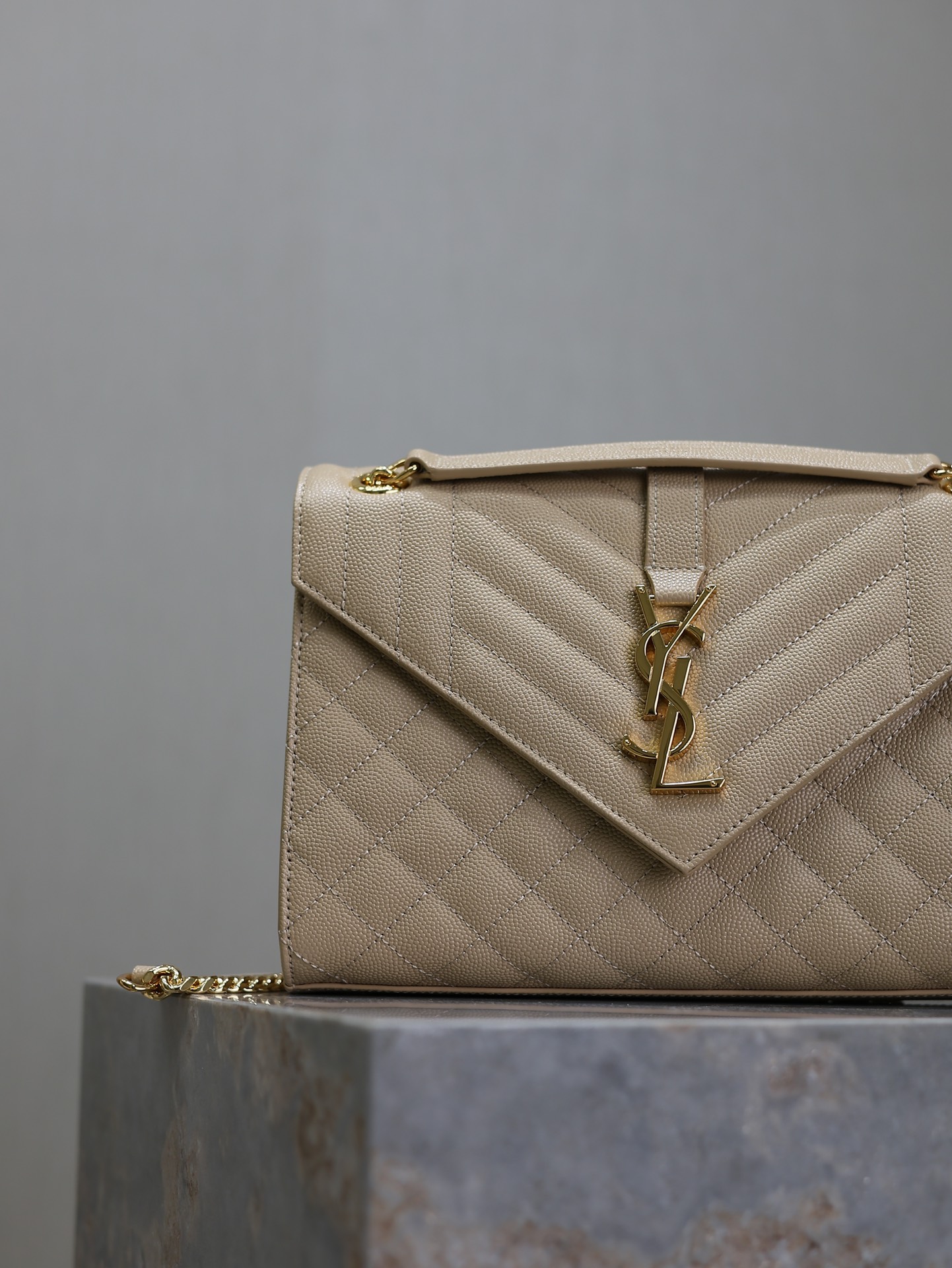 Bagsaaa Y51 envelope medium in quilted grain de poudre embossed leather 600185 beige - 24cm