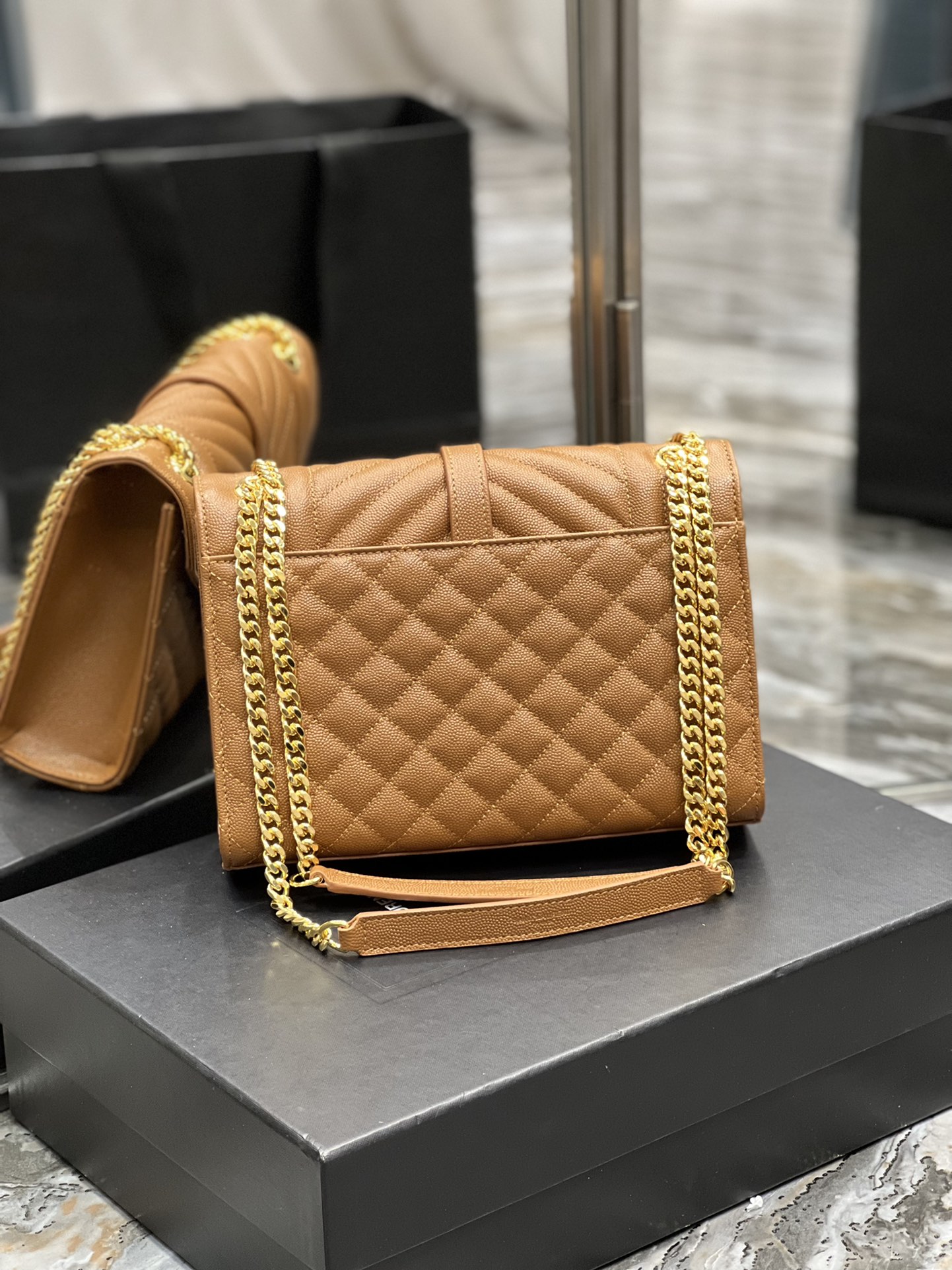 Bagsaaa Y51 envelope medium in quilted grain de poudre embossed leather 600185 brown - 24cm