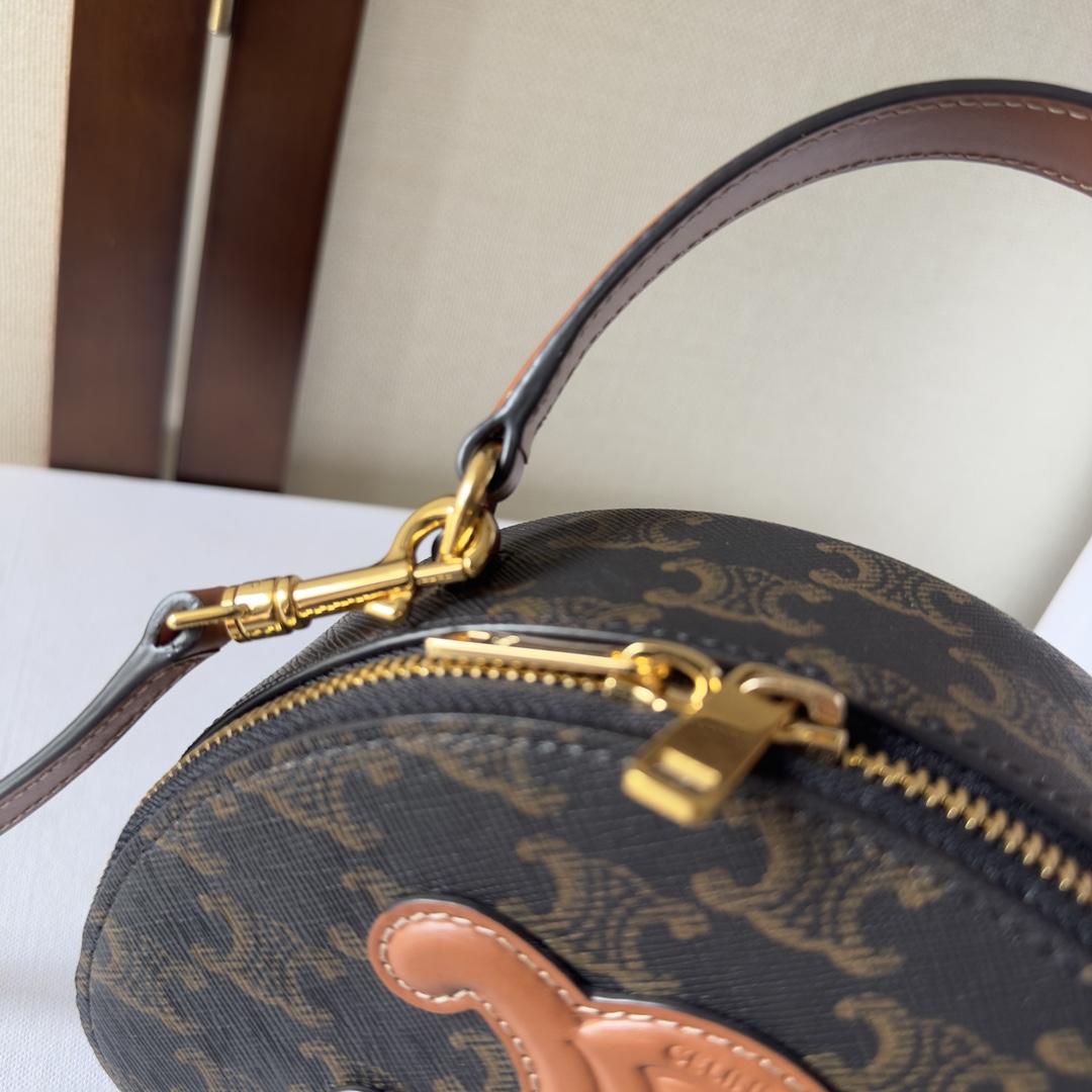 Bagsaaa Ce1i*e Half Moon Case in triomphe canvas and calfskin - 17.5 x 12 x 6 CM