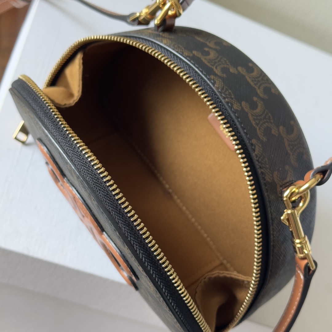 Bagsaaa Ce1i*e Half Moon Case in triomphe canvas and calfskin - 17.5 x 12 x 6 CM