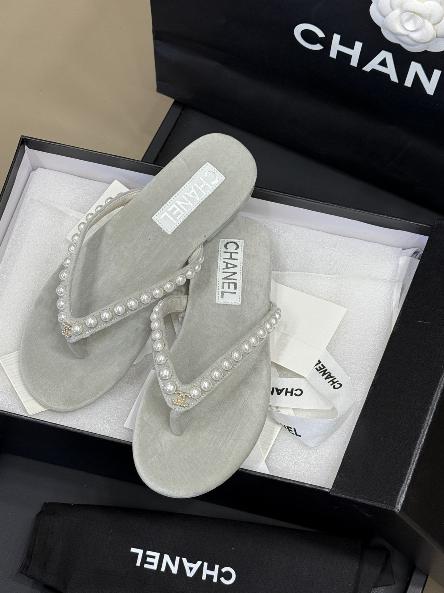 Bagsaaa Ch**el Thongs Suede Kidskin & Imitation Pearls Gray G46205
