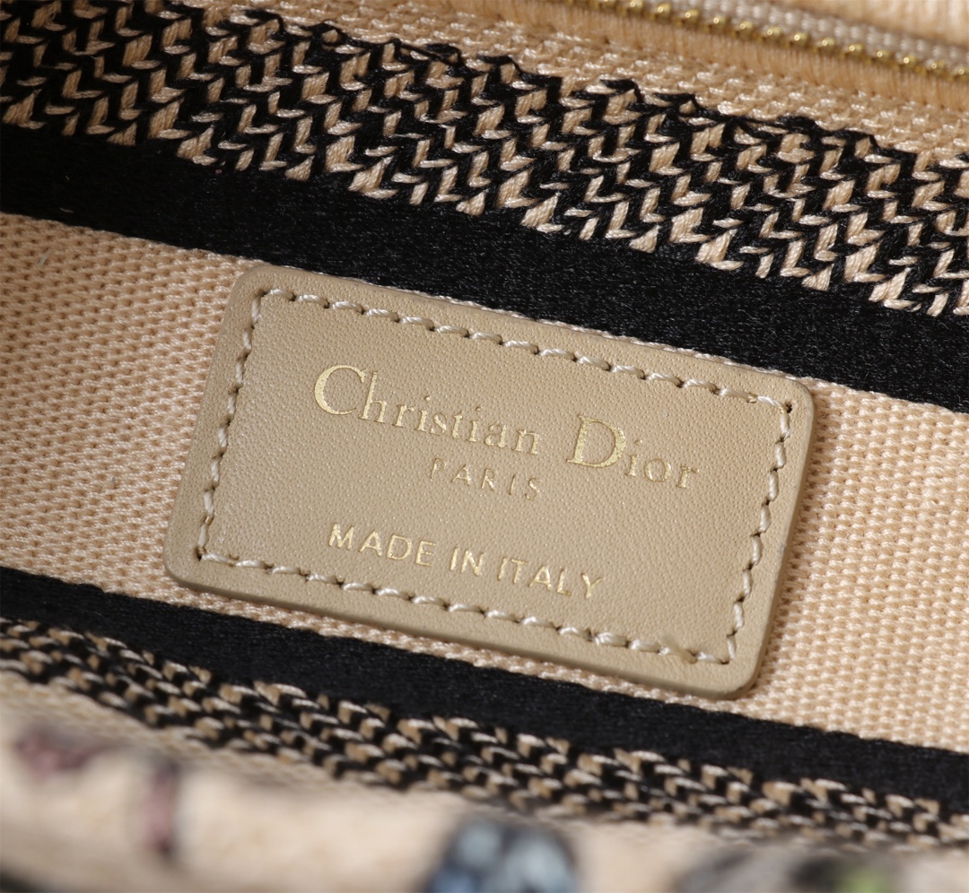 Bagsaaa Medium Lady D-Lite Bag Beige Raffia with Multicolor D10r Cabinet de Curiosités Embroidery - 24cm
