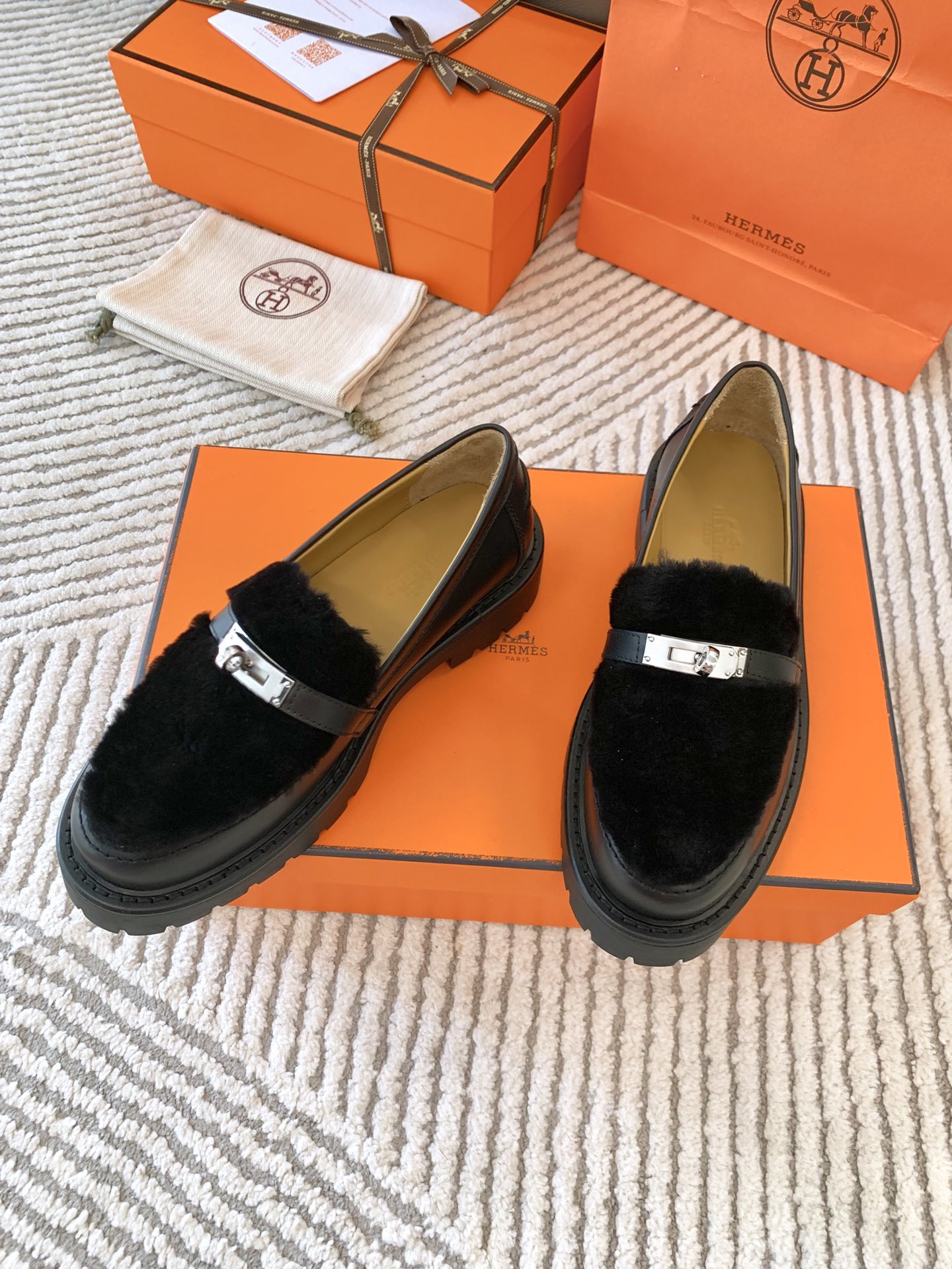 Bagsaaa H**me5 Icone loafer black shearling