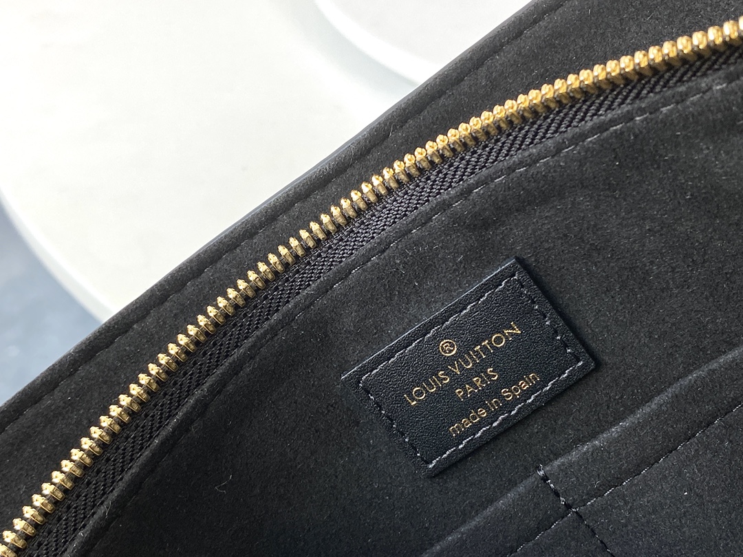 Bagsaaa L0vis Vvtt0n Monogram Canvas & Black Leather Soufflot MM - 35cm