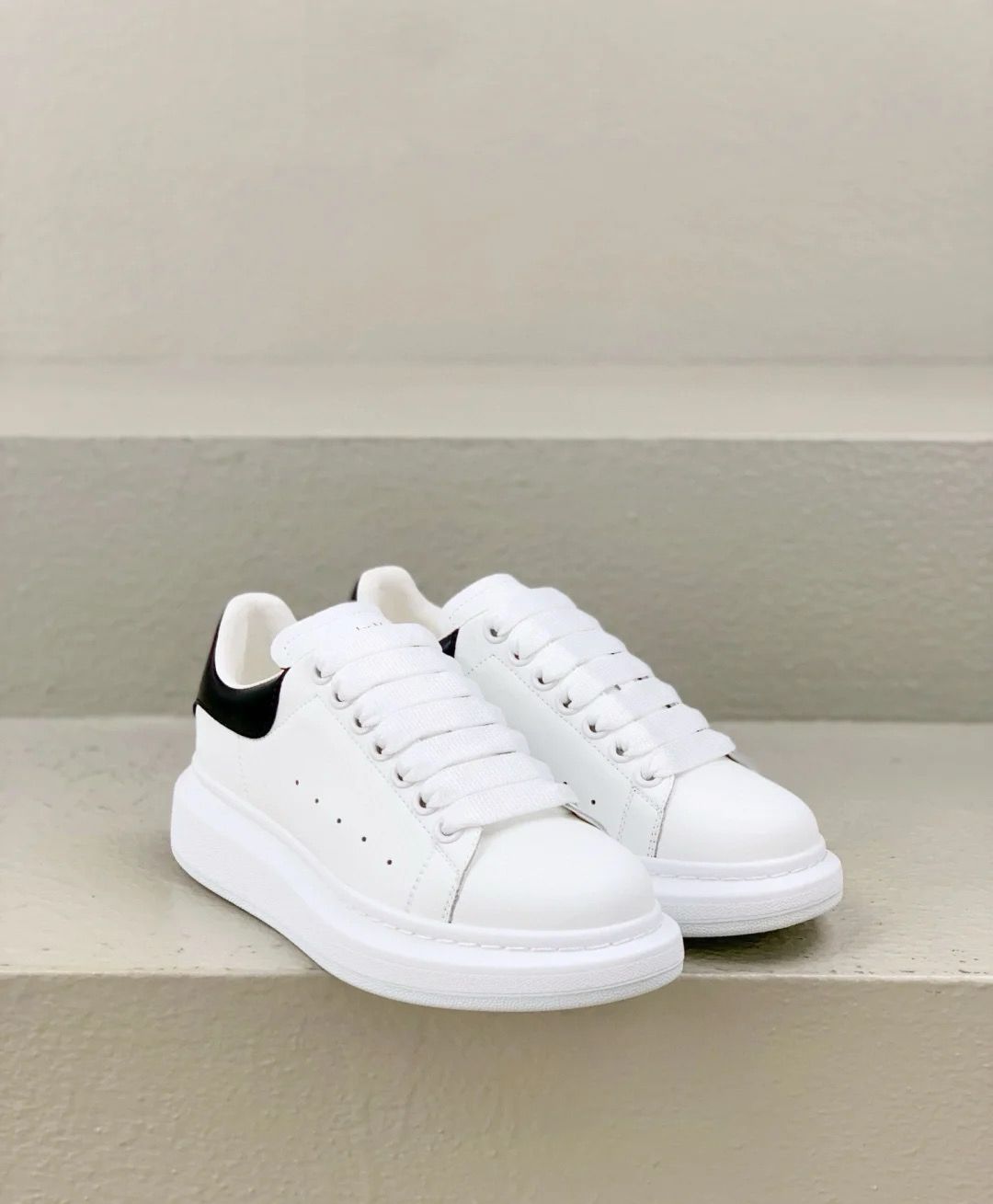 Bagsaaa A1exa*der Mcqv*en Oversized Sneaker in White/black