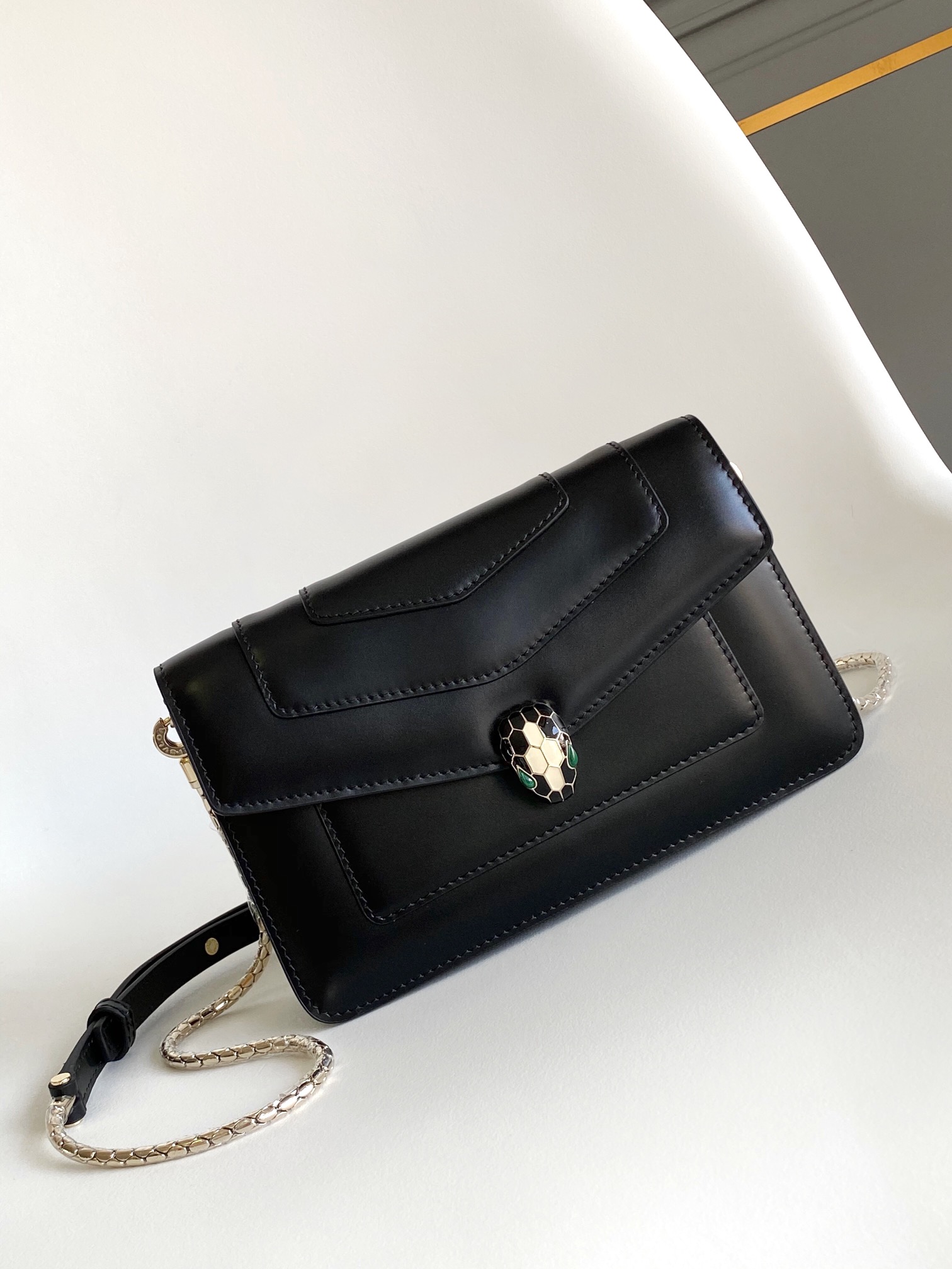 Bagsaaa Bv1g*ai Serpenti Forever Chain Wallet Black - 20cm