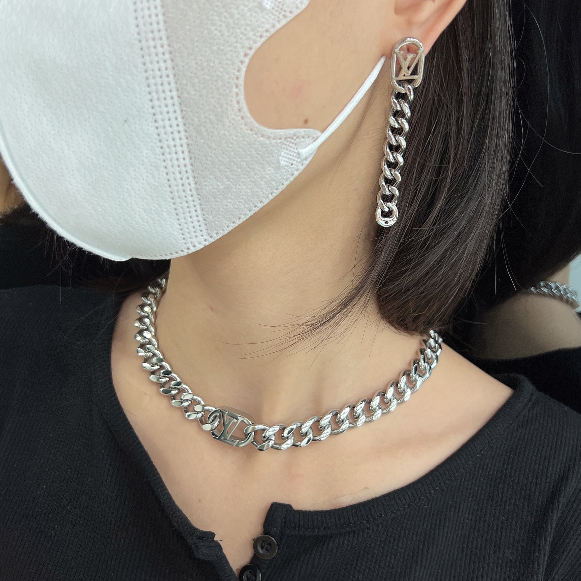 Bagsaaa L0vis Vvtt0n Earrings