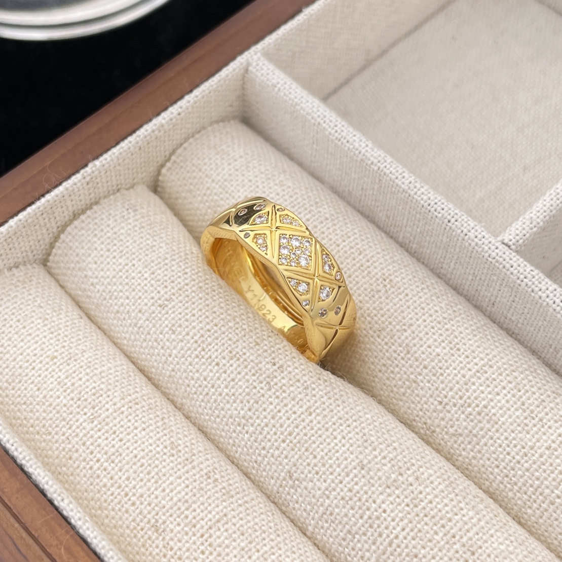 Bagsaaa Ch**el Coco Crush Ring 01