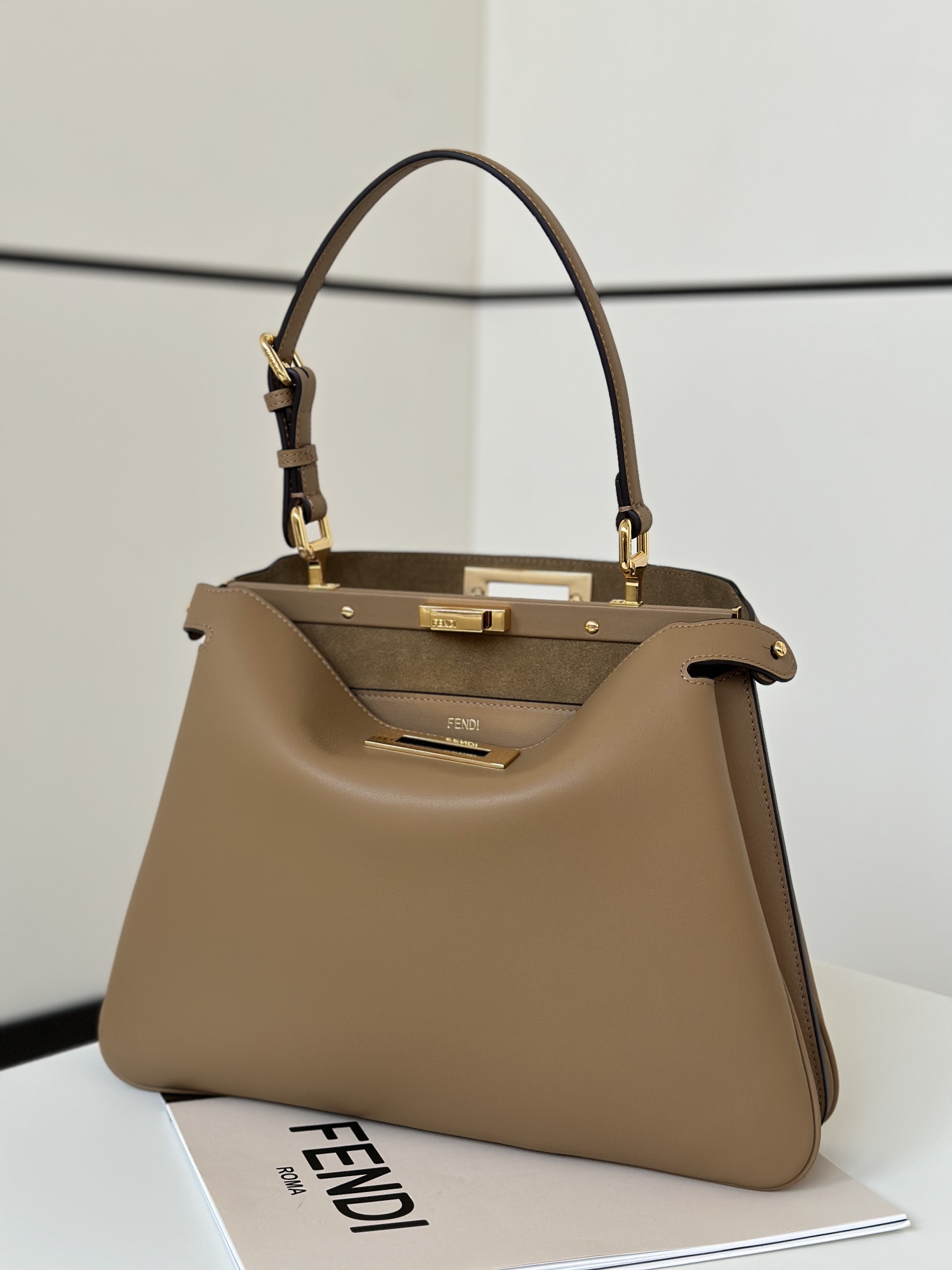 Bagsaaa F**di Peekaboo Soft Medium Bag Cappuccino - 33cm