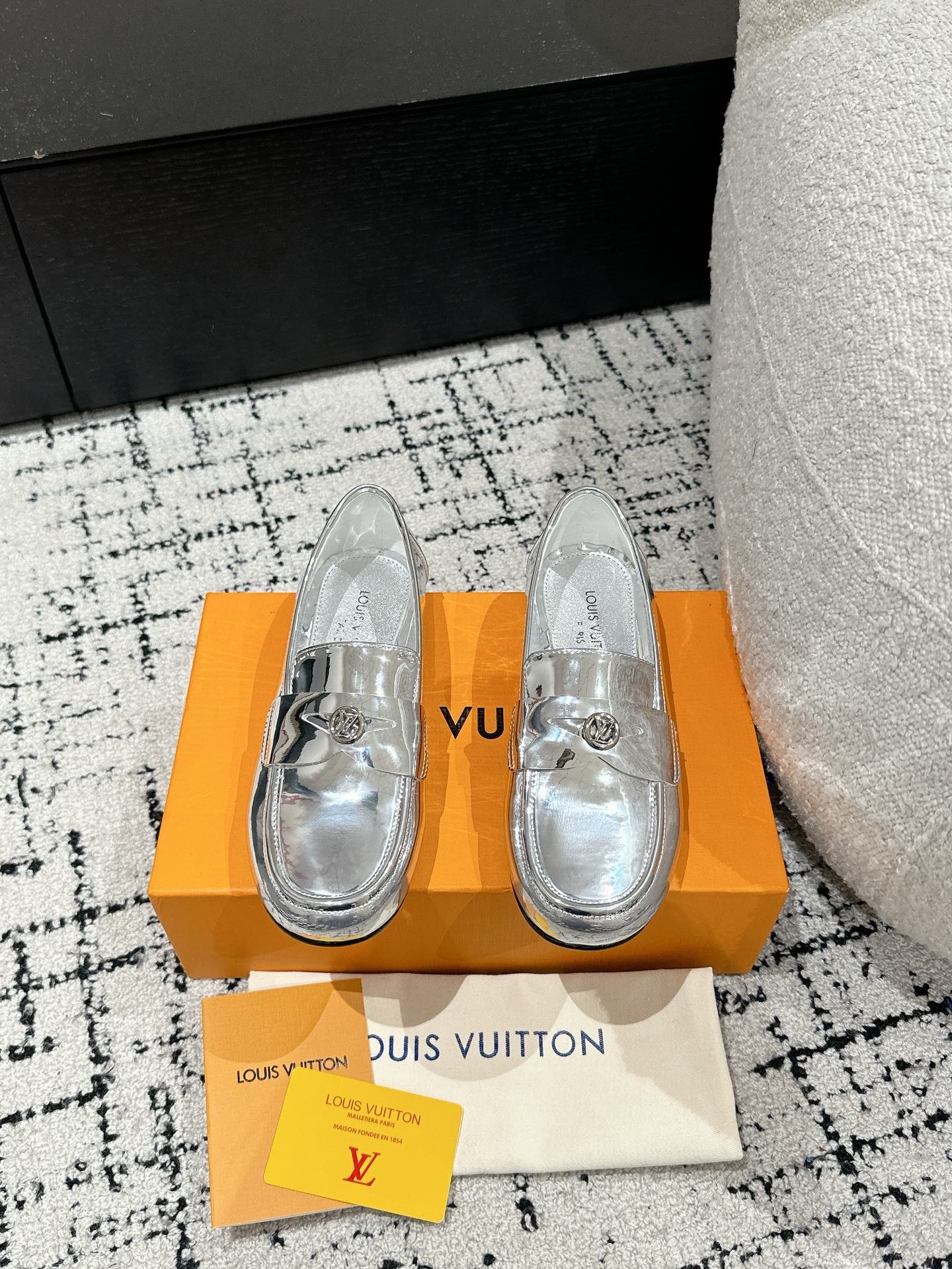 Bagsaaa L0vis Vvtt0n Soho Flat Loafer Silver