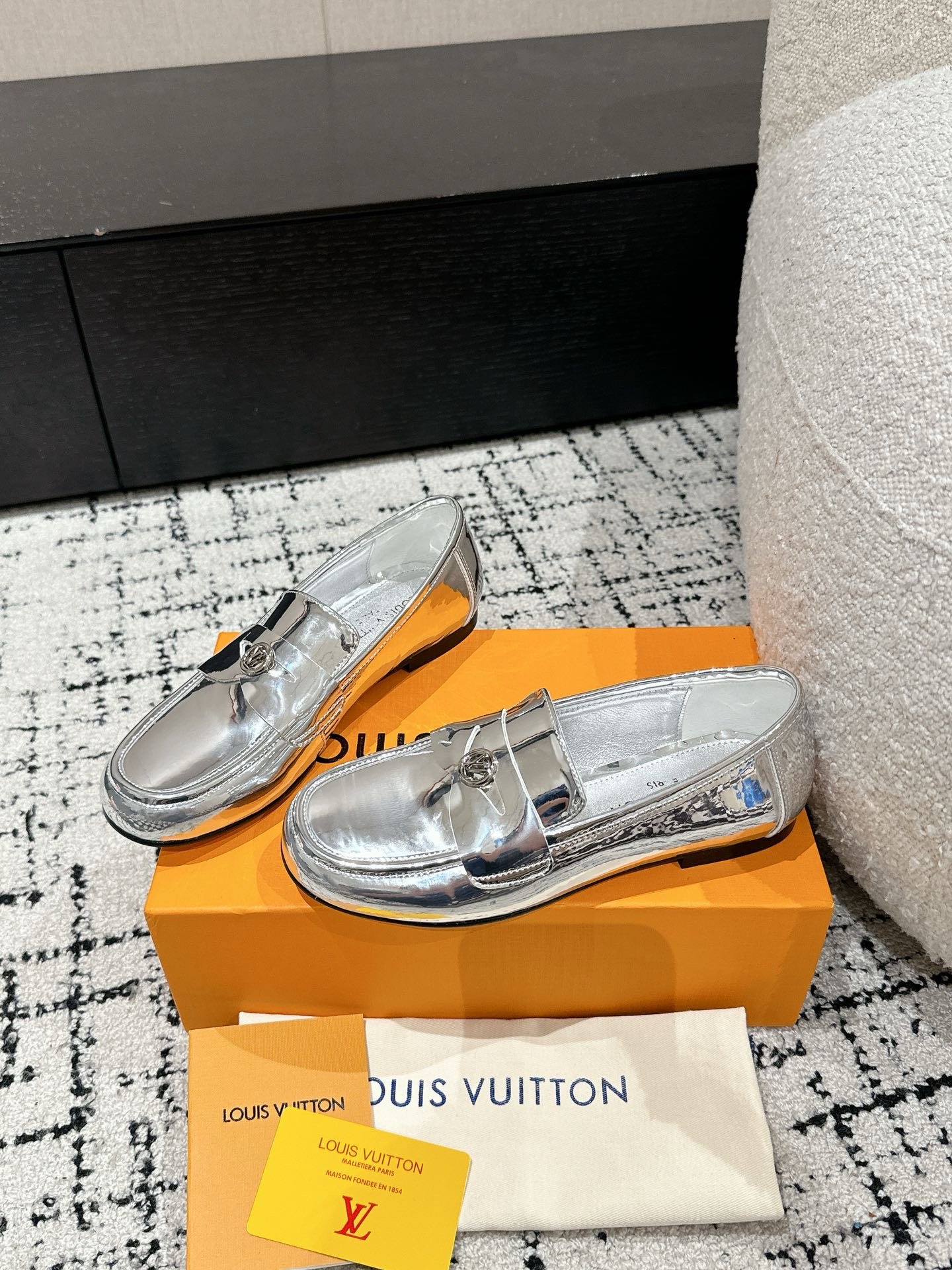 Bagsaaa L0vis Vvtt0n Soho Flat Loafer Silver