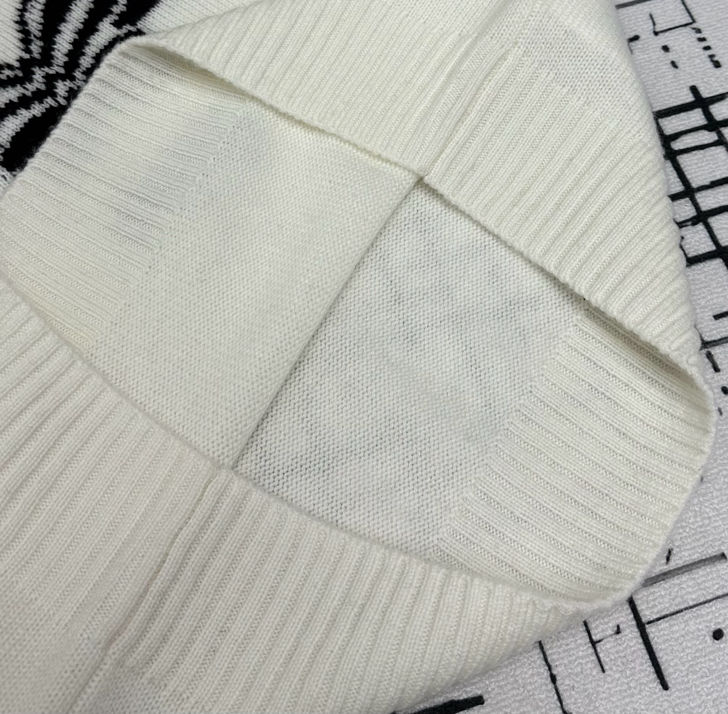 Bagsaaa D10r Short-Sleeved Sweater White Cashmere Knit with Black Chr1st1an D10r Papillon Motif