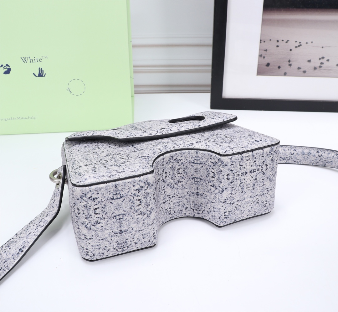 Bagsaaa Off White burrow-22 shoulder bag - 22cm