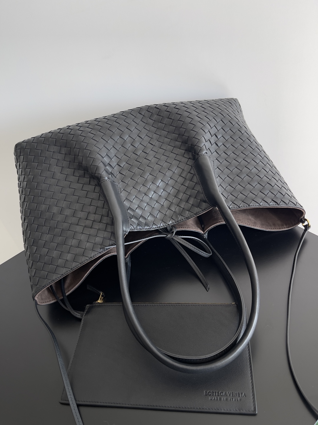 Bagsaaa B0tt*ga Ven*ta Pinacoteca Reversible tote 817166 black - 43cm