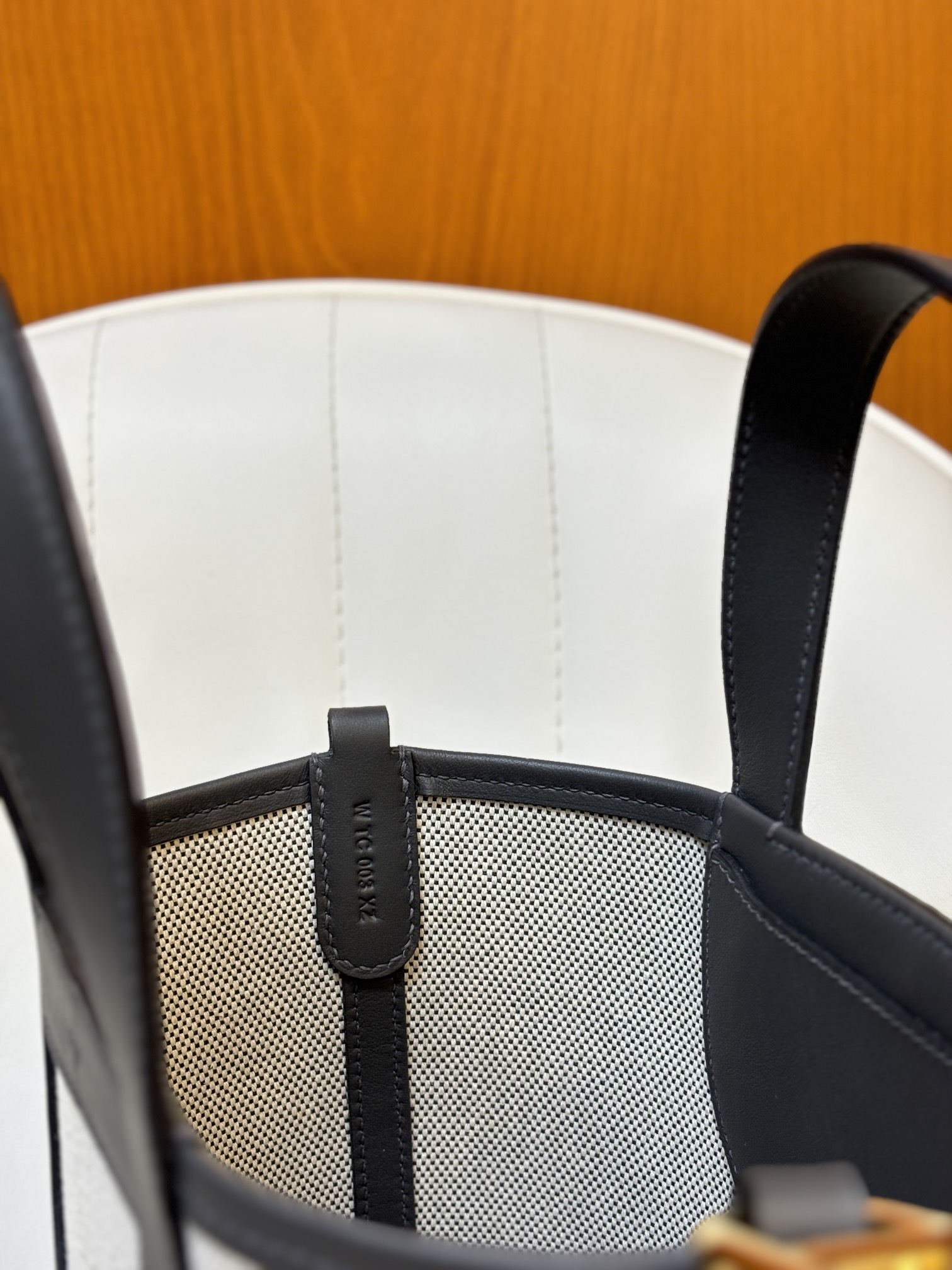 Bagsaaa H**me5 In-the-Loop 18 bag Black/Beige - 18 x 19.5 x 12 cm