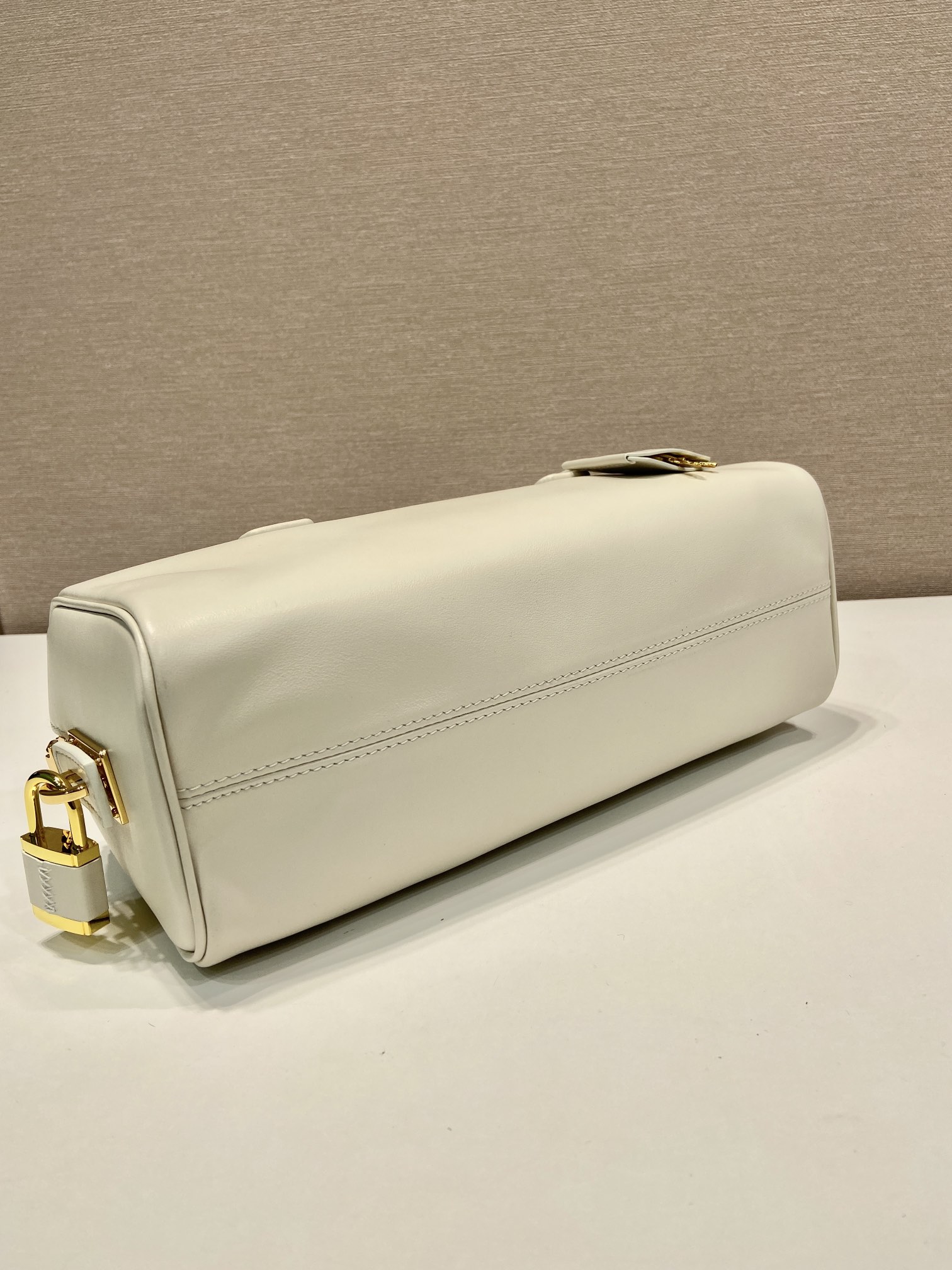 Bagsaaa Pra*a Medium leather top-handle bag with padlock 1BB127 white - 29cm
