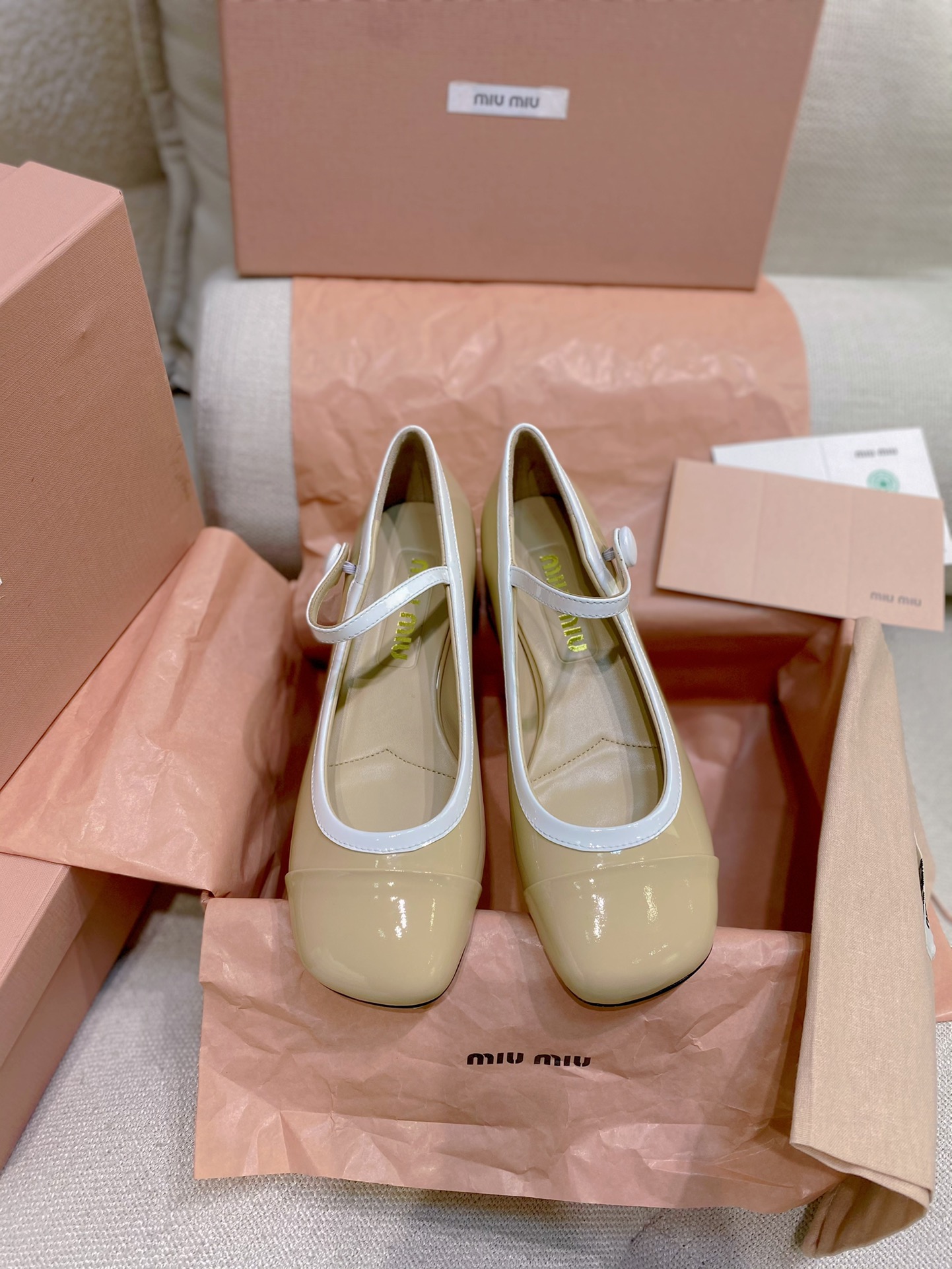 Bagsaaa Miu Miu Two-tone patent leather Mary Jane pumps beige/white