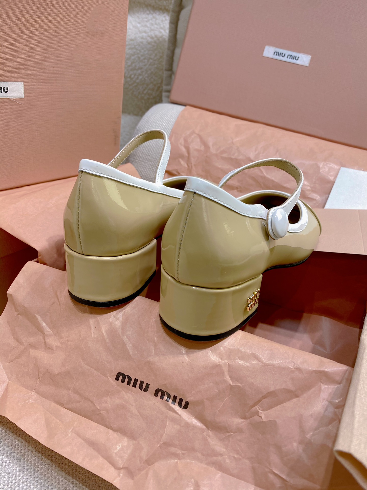 Bagsaaa Miu Miu Two-tone patent leather Mary Jane pumps beige/white