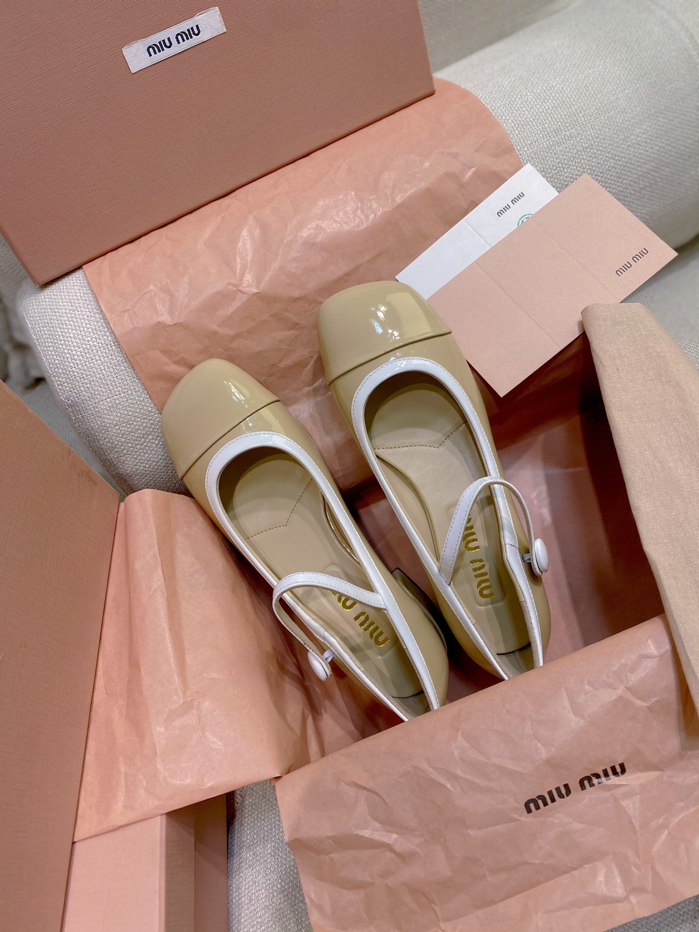 Bagsaaa Miu Miu Two-tone patent leather Mary Jane pumps beige/white