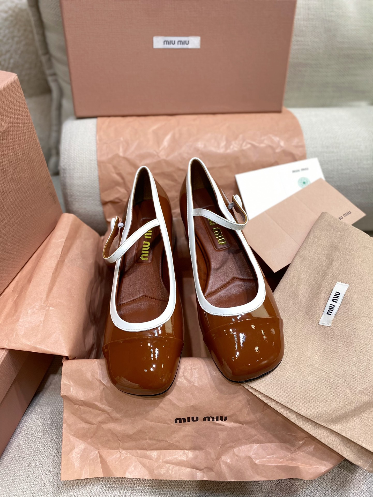 Bagsaaa Miu Miu Two-tone patent leather Mary Jane pumps brown/white