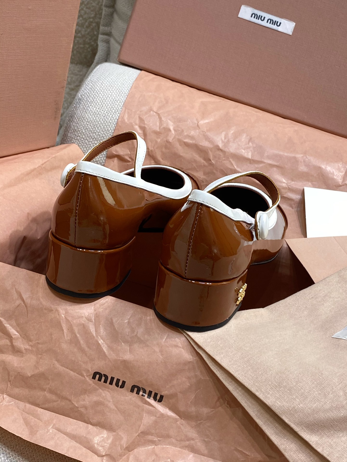 Bagsaaa Miu Miu Two-tone patent leather Mary Jane pumps brown/white