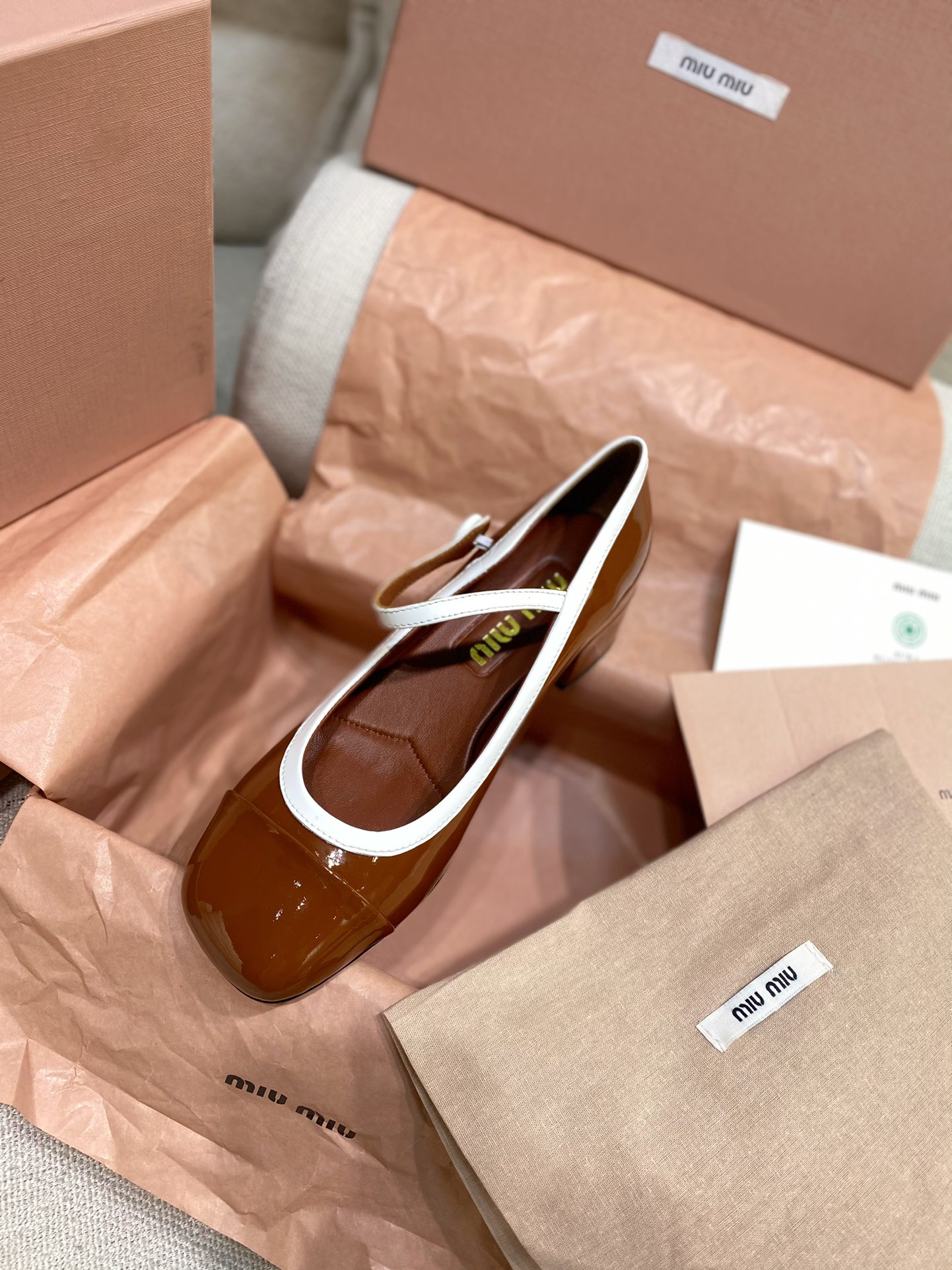 Bagsaaa Miu Miu Two-tone patent leather Mary Jane pumps brown/white
