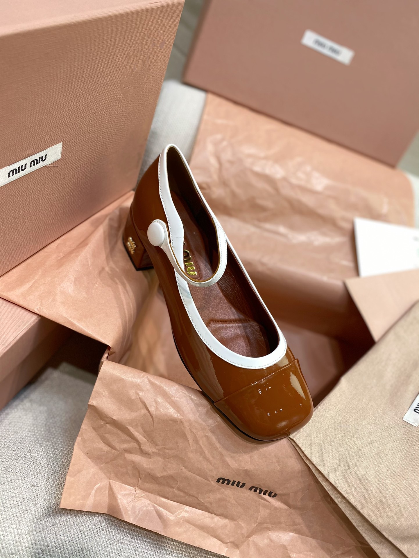 Bagsaaa Miu Miu Two-tone patent leather Mary Jane pumps brown/white