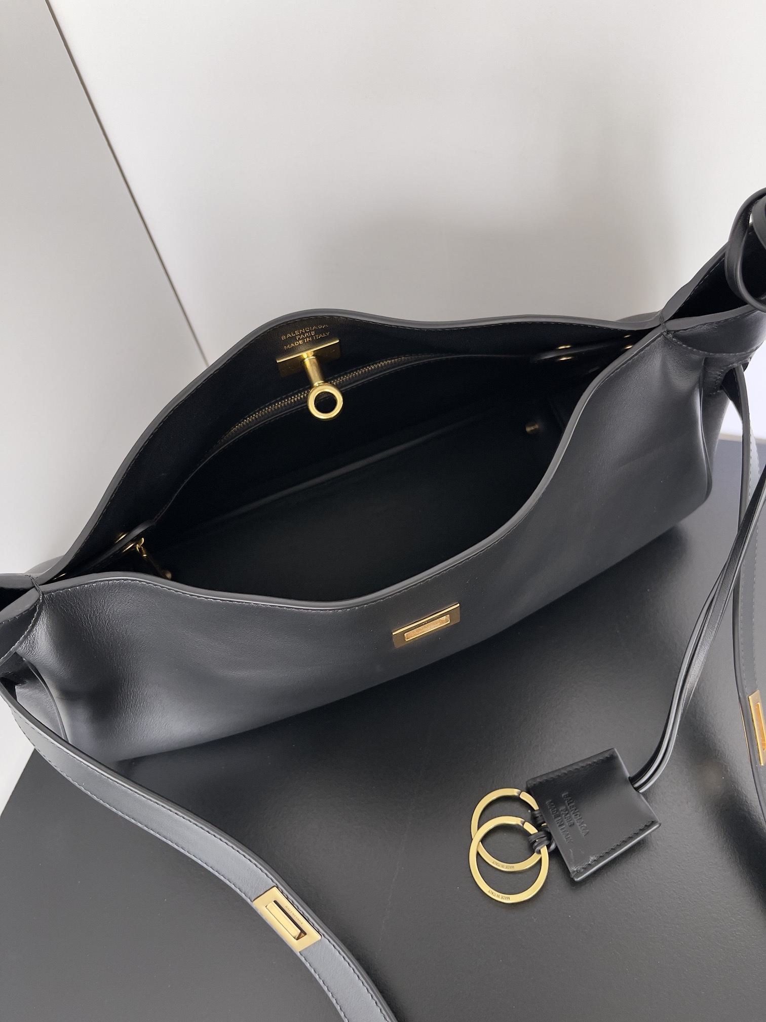 Bagsaaa Ba1en*iaga Bel Air Small Shoulder Bag in black & gold - 30cm