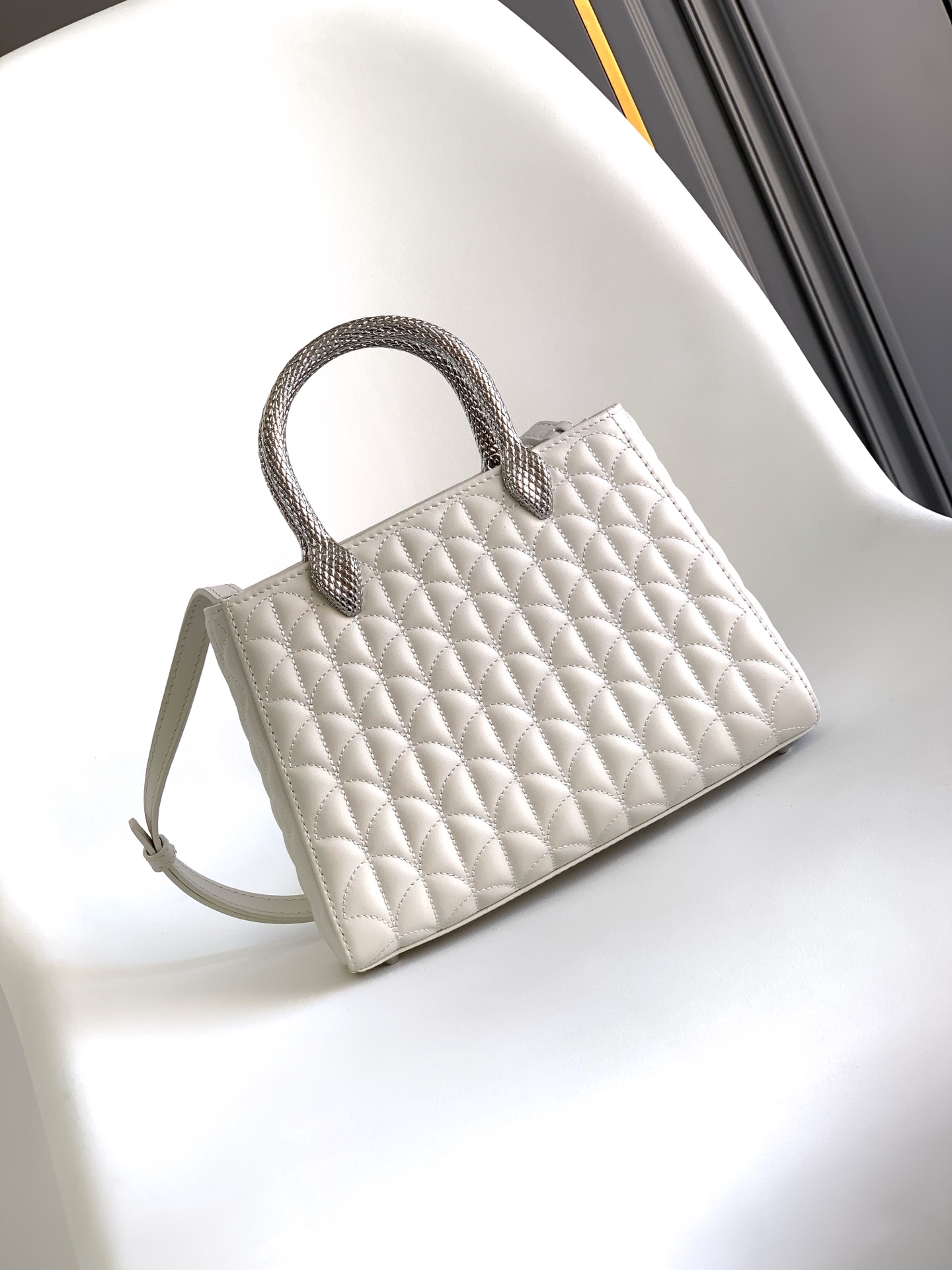 Bagsaaa Bv1g*ai Serpentine Duo Top Handle White - 21.5cm