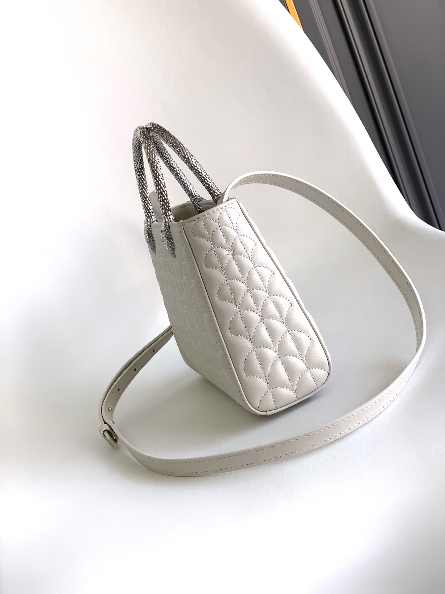 Bagsaaa Bv1g*ai Serpentine Duo Top Handle White - 21.5cm