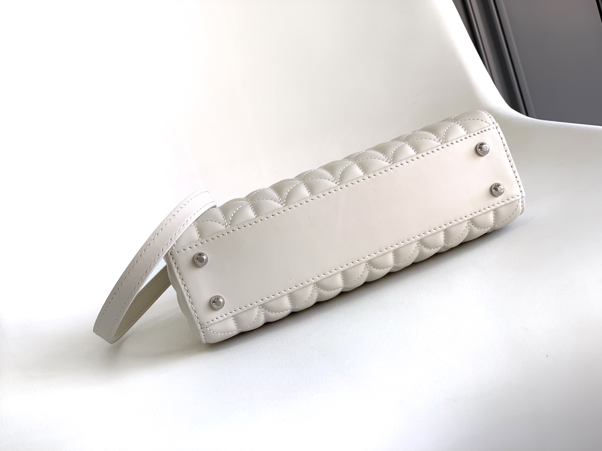 Bagsaaa Bv1g*ai Serpentine Duo Top Handle White - 21.5cm