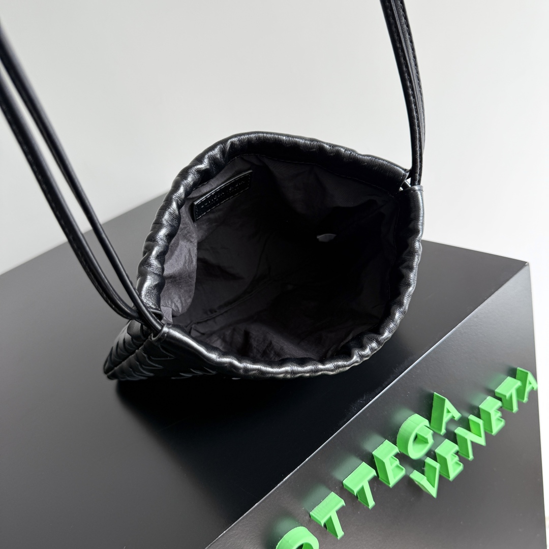 Bagsaaa B0tt*ga Ven*ta Small Dustbag 816987 Black - 21cm