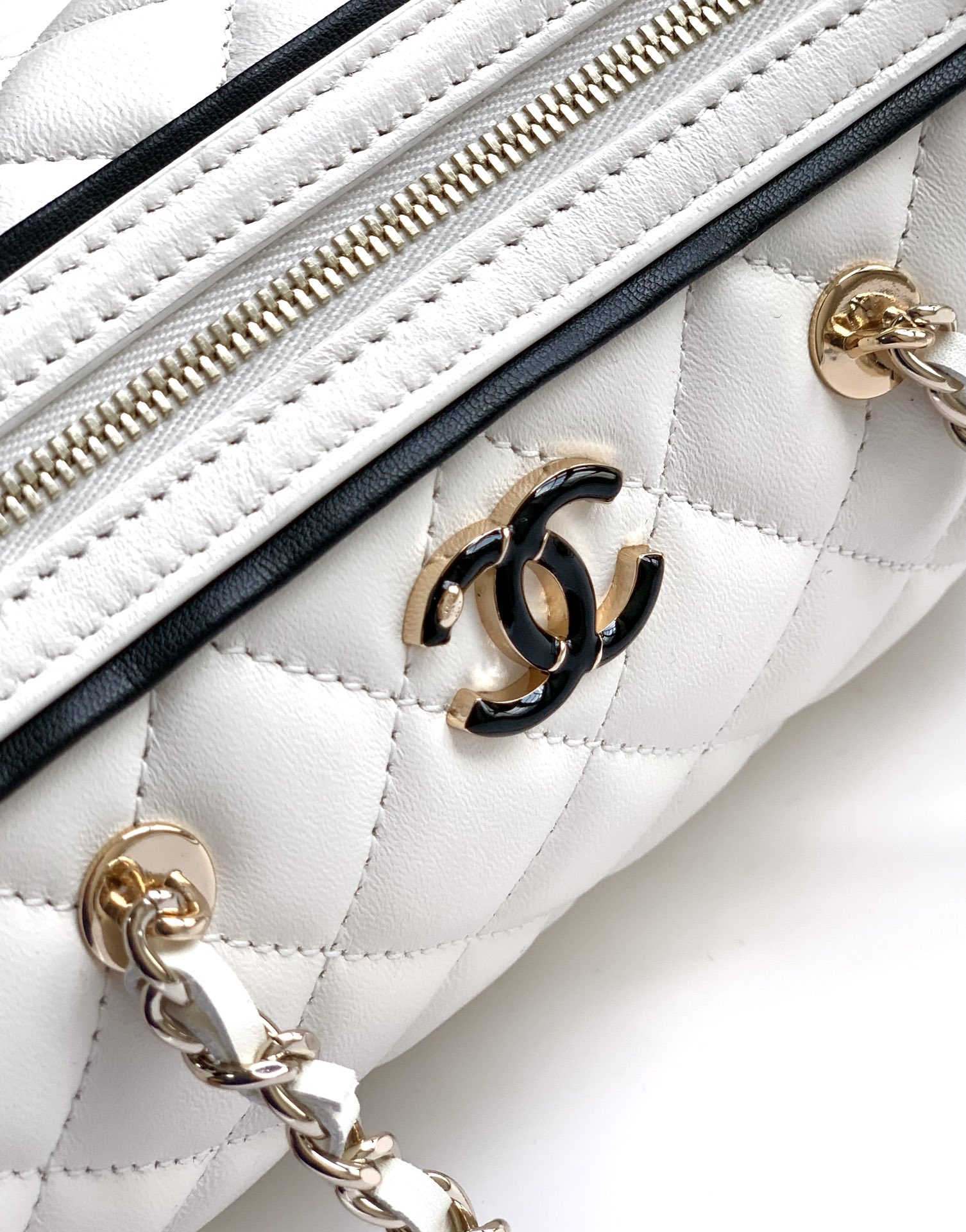 Bagsaaa Ch**el Clutch With Chain White & Black AP4515 - 18.5cm