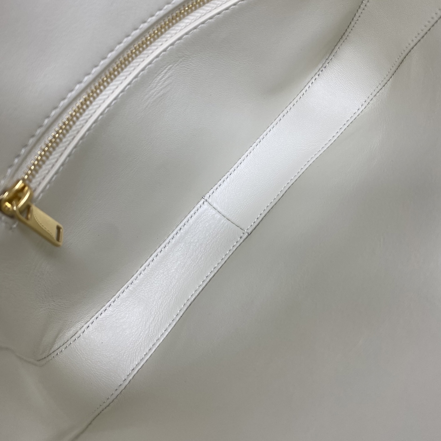 Bagsaaa Ce1i*e Small Camille 16 Soft Bag In Smooth Calfskin White - 24.5cm